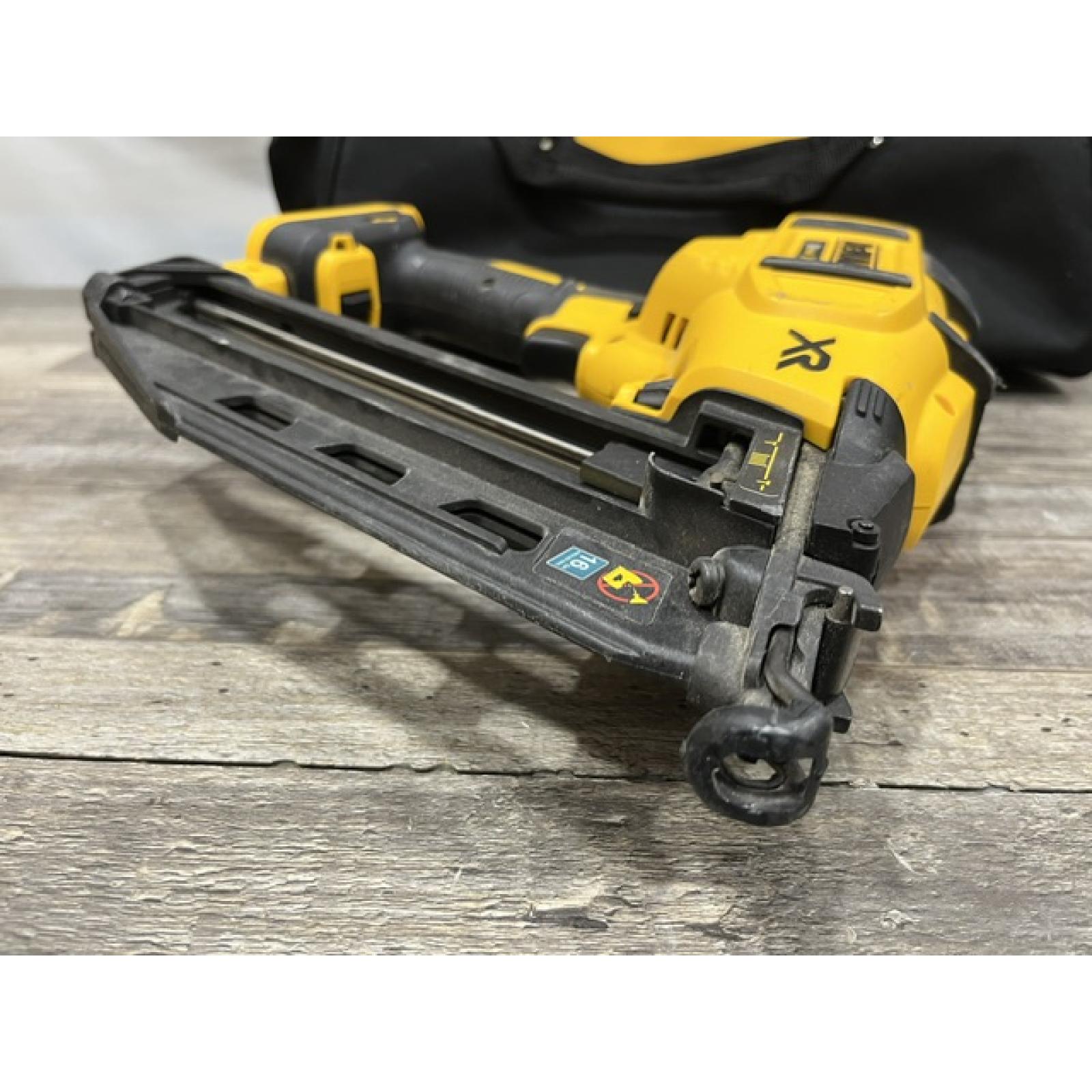 AS-IS DEWALT 20V MAX XR 16-Gauge Electric Cordless Angled Finishing Nailer Kit