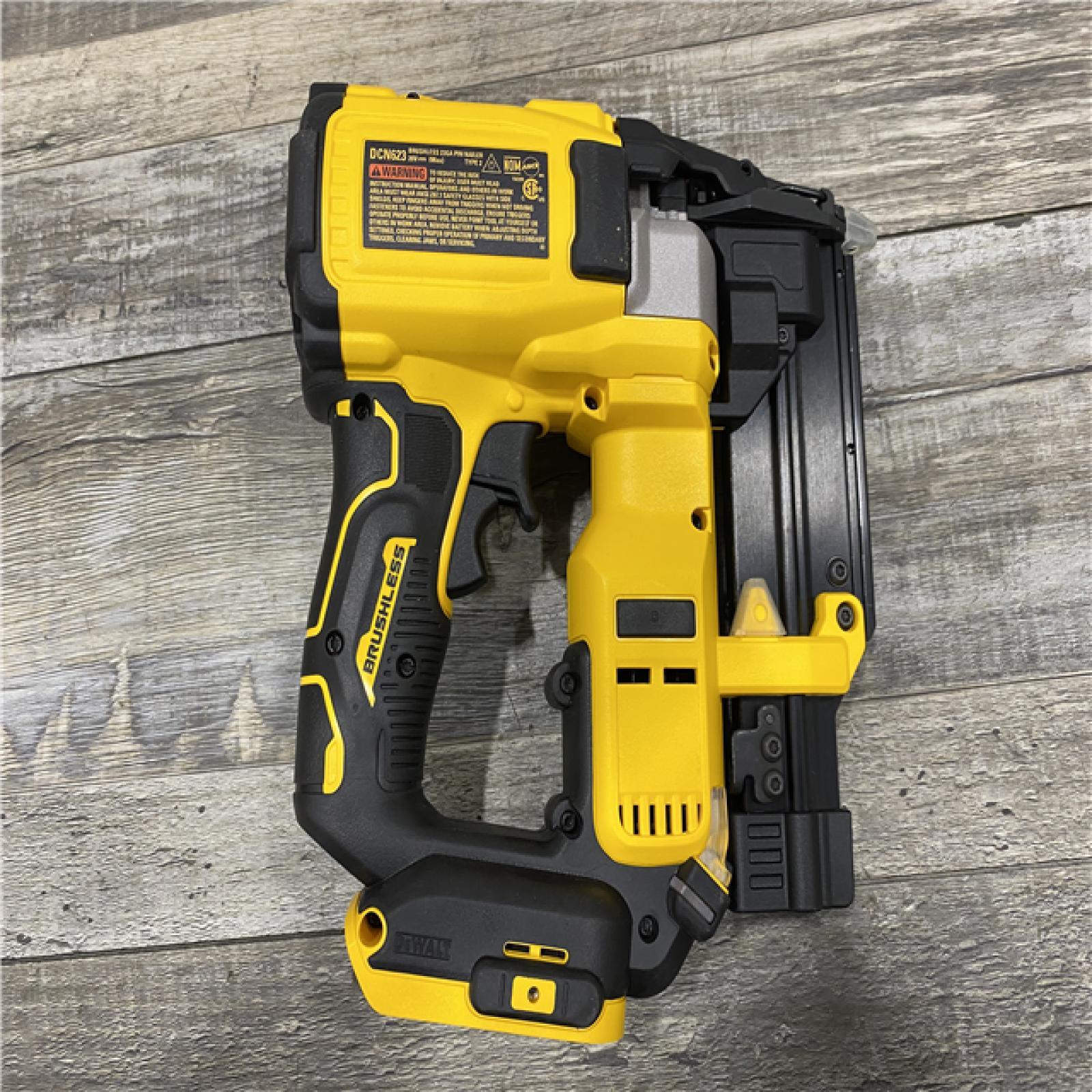 AS-IS DEWALT ATOMIC 20V MAX Lithium Ion Cordless 23 Gauge Pin Nailer Kit