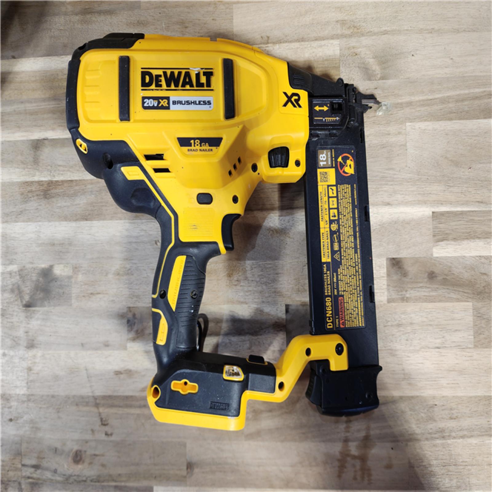 HOUSTON LOCATION - AS-IS DEWALT 20V MAX XR 18 Gauge Brad Nailer Kit