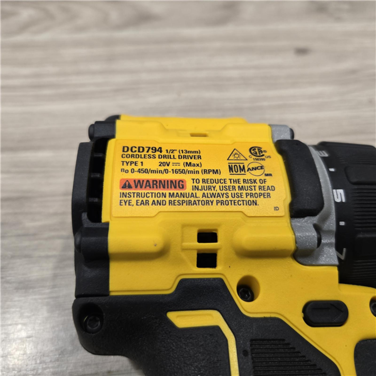 AS-IS DEWALT ATOMIC COMPACT SERIES 20V MAX* Cordless 1/2 Drill/Driver Kit