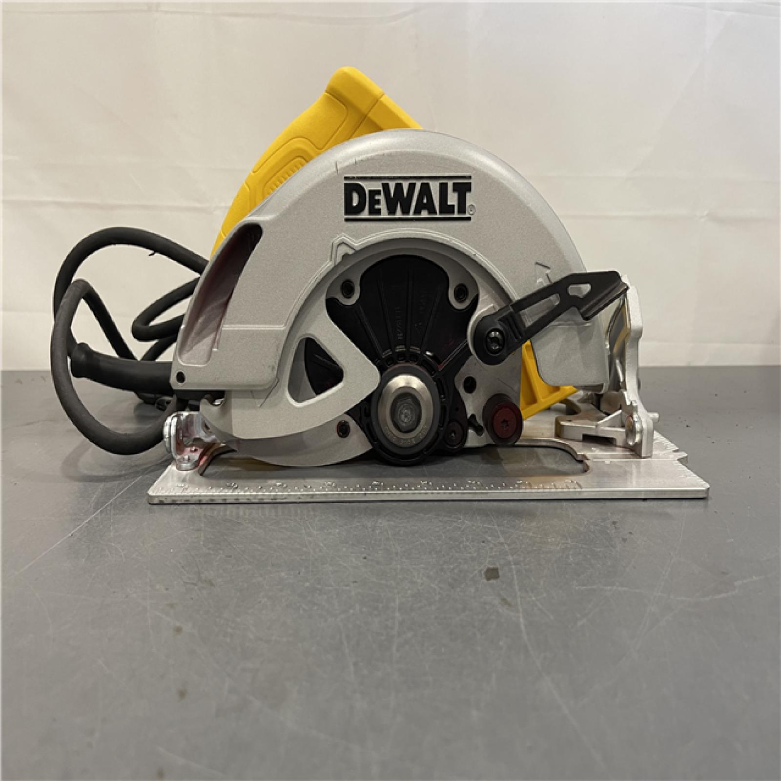 AS-IS - DeWalt 15 Amp Corded 7-1/4 in. Lightweight Circular Saw