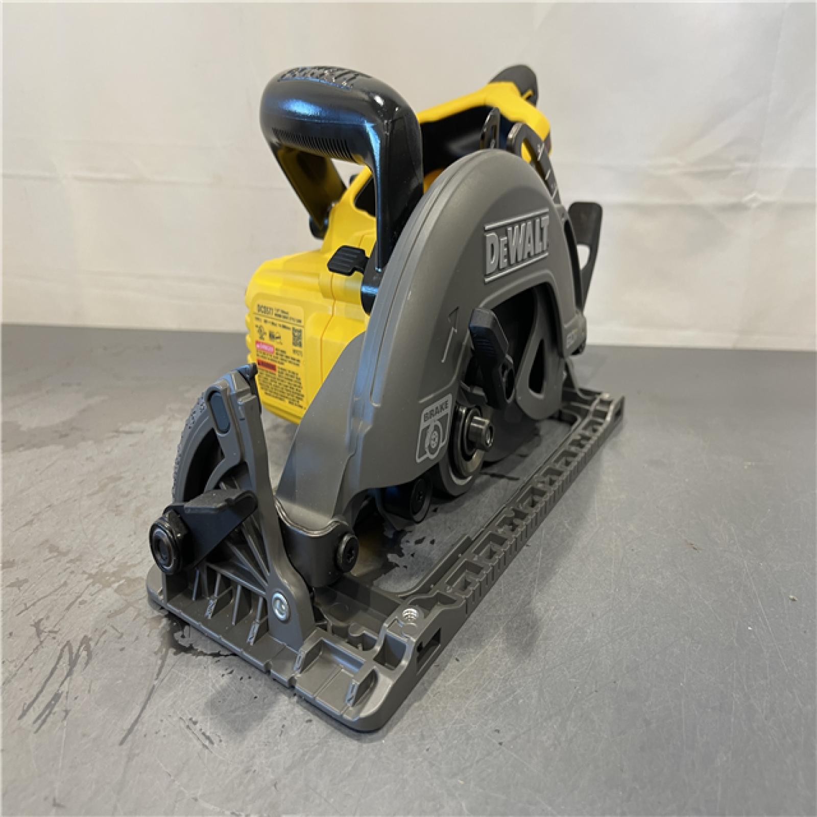 AS-IS - DEWALT FLEXVOLT 60V MAX 7-1/4 in. Cordless Worm Drive Style Saw with 9.0Ah Battery Kit
