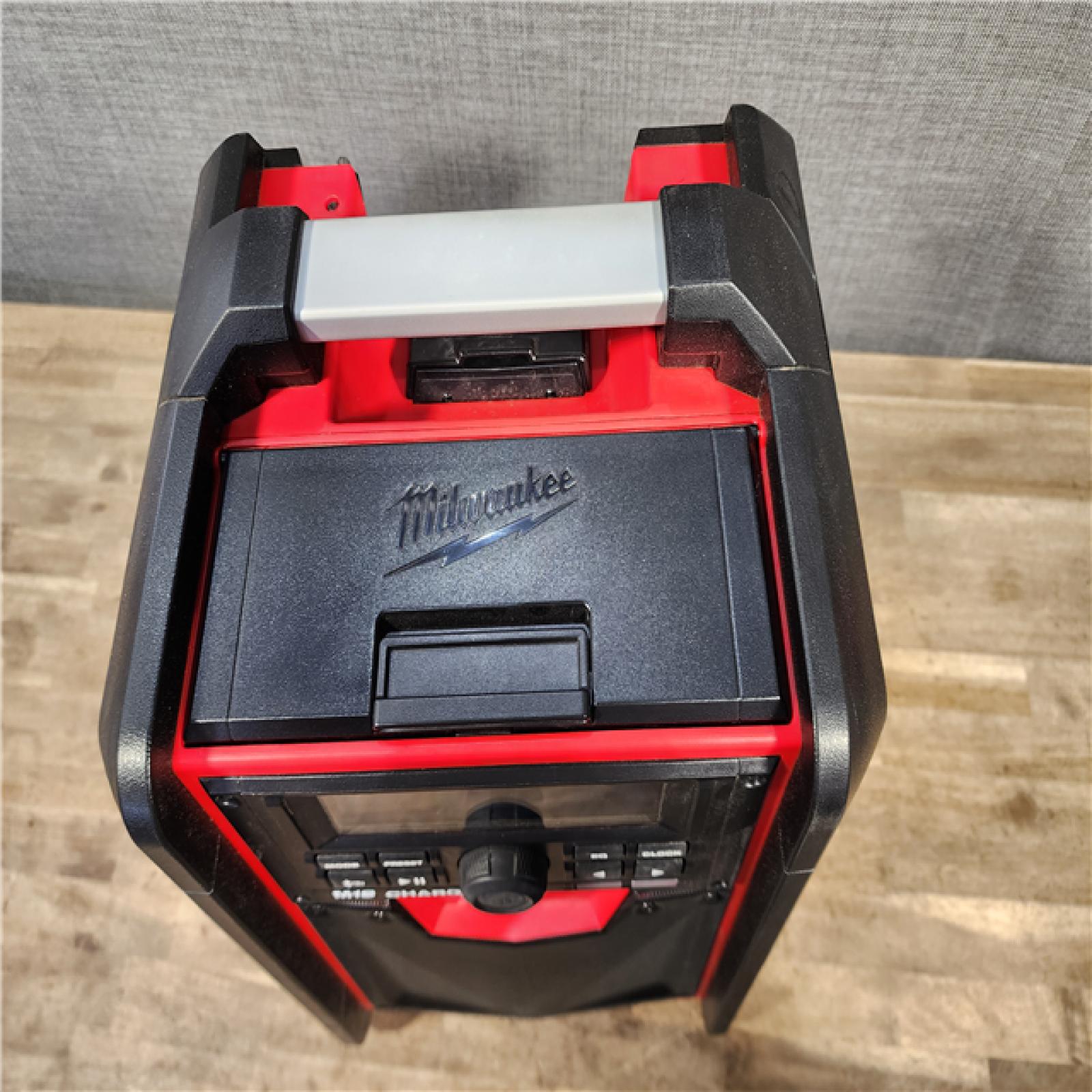 HOUSTON LOCATION - AS-IS M18 Lithium-Ion Cordless Jobsite Radio/Charger (TOOL ONLY)
