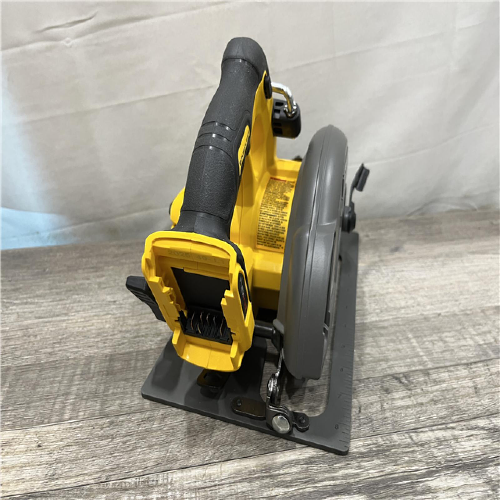 AS-IS DEWALT FLEXVOLT 60V MAX Cordless Brushless 7-1/4 in. Circular Saw with Brake (Tool Only)
