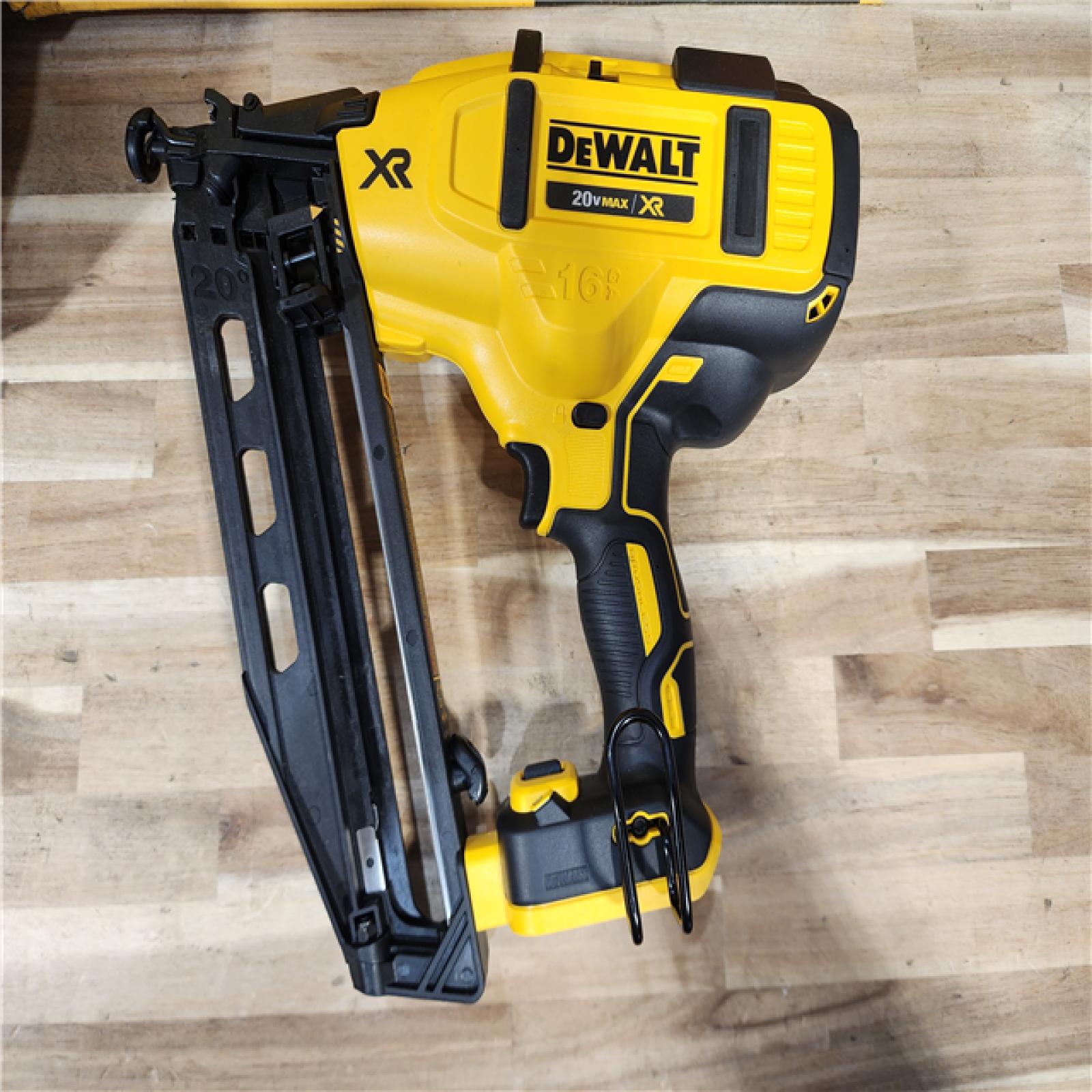 HOUSTON LOCATION - AS-IS DEWALT 20V MAX XR 16-Gauge Electric Cordless Angled Finishing Nailer Kit