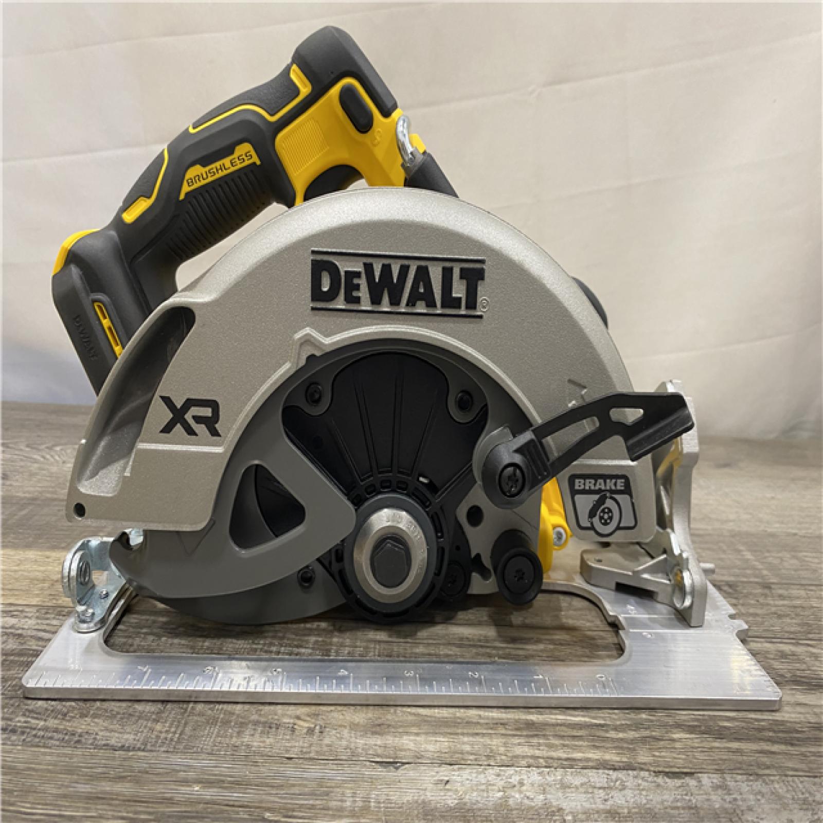 AS-IS DEWALT 20-Volt MAX 7-1/4 in. Cordless Circular Saw (Tool Only)