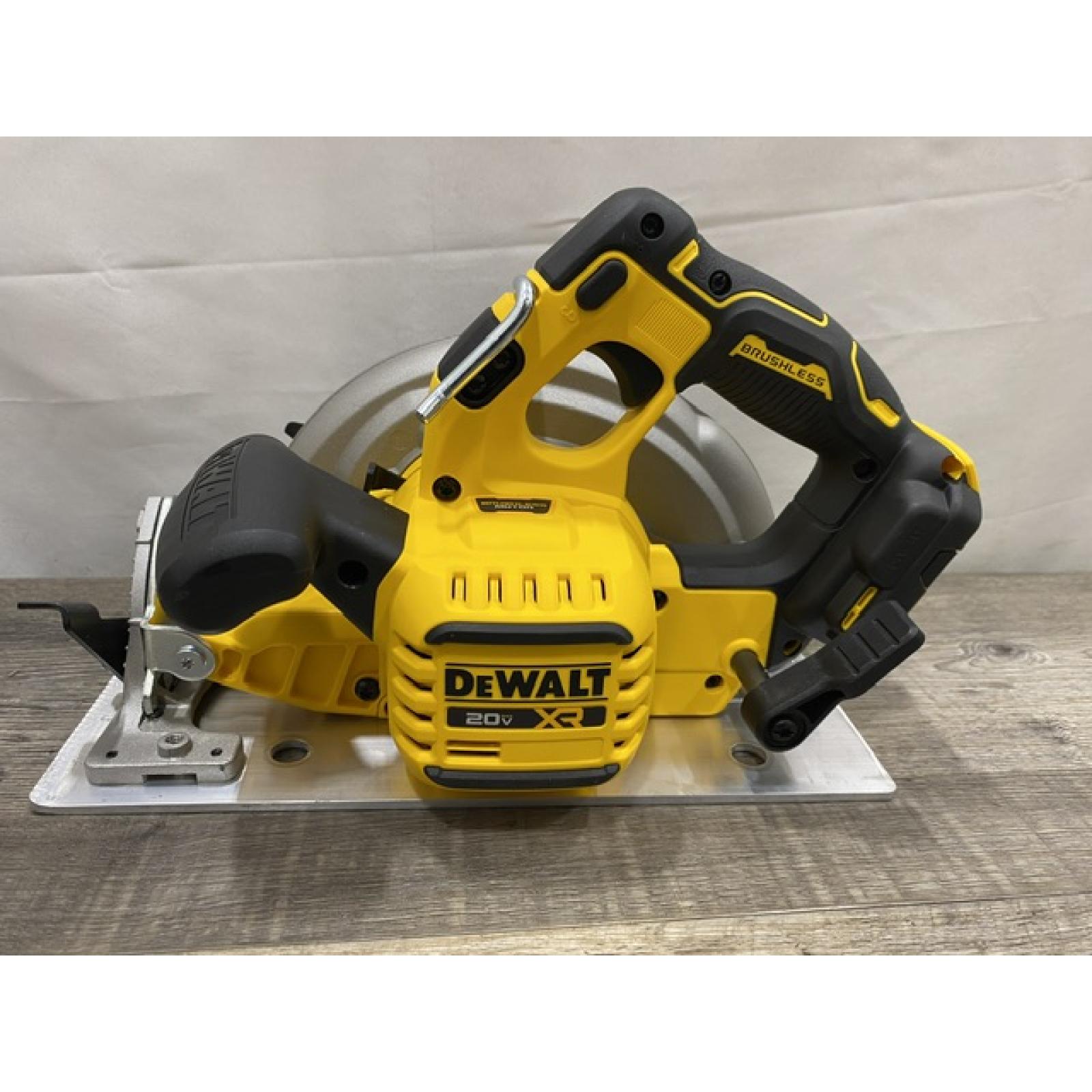 AS-IS DEWALT 20-Volt MAX 7-1/4 in. Cordless Circular Saw (Tool Only)