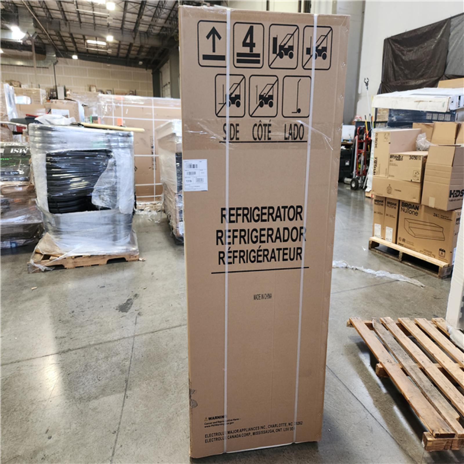 Phoenix Location NEW Frigidaire 27.6 in. 14 cu. ft. Top Freezer Refrigerator in Black, ENERGY STAR (Sealed)