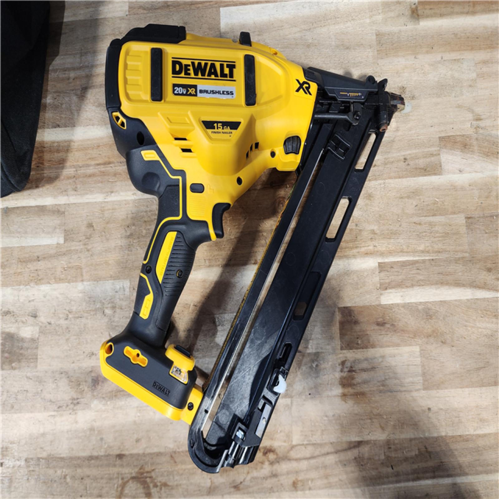 HOUSTON LOCATION - AS-IS DEWALT 20V MAX XR Lithium-Ion Cordless 2-1/2 in. 15-Gauge Finish Nailer Kit