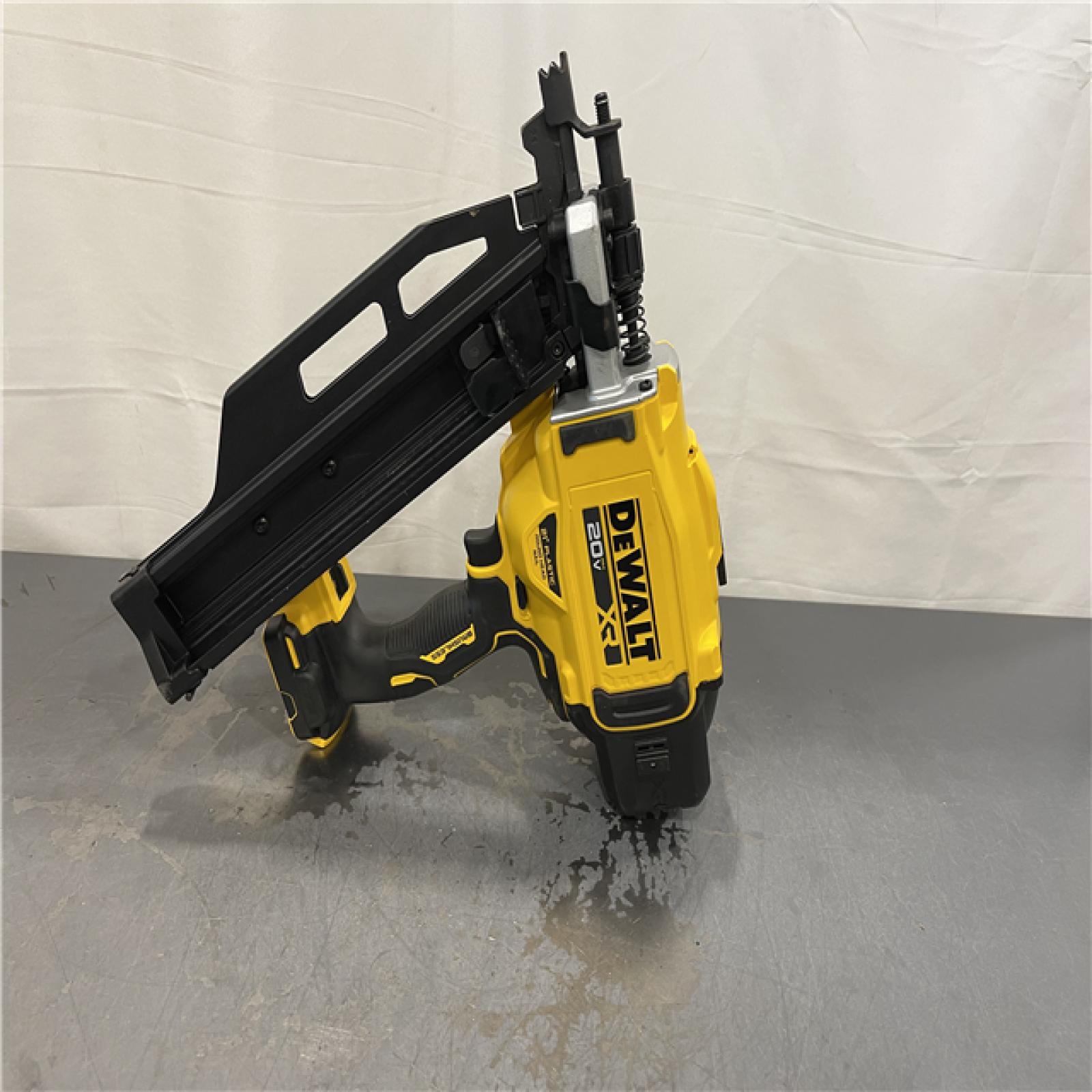 AS-IS - DEWALT 20-Volt 21° Cordless Framing Nailer