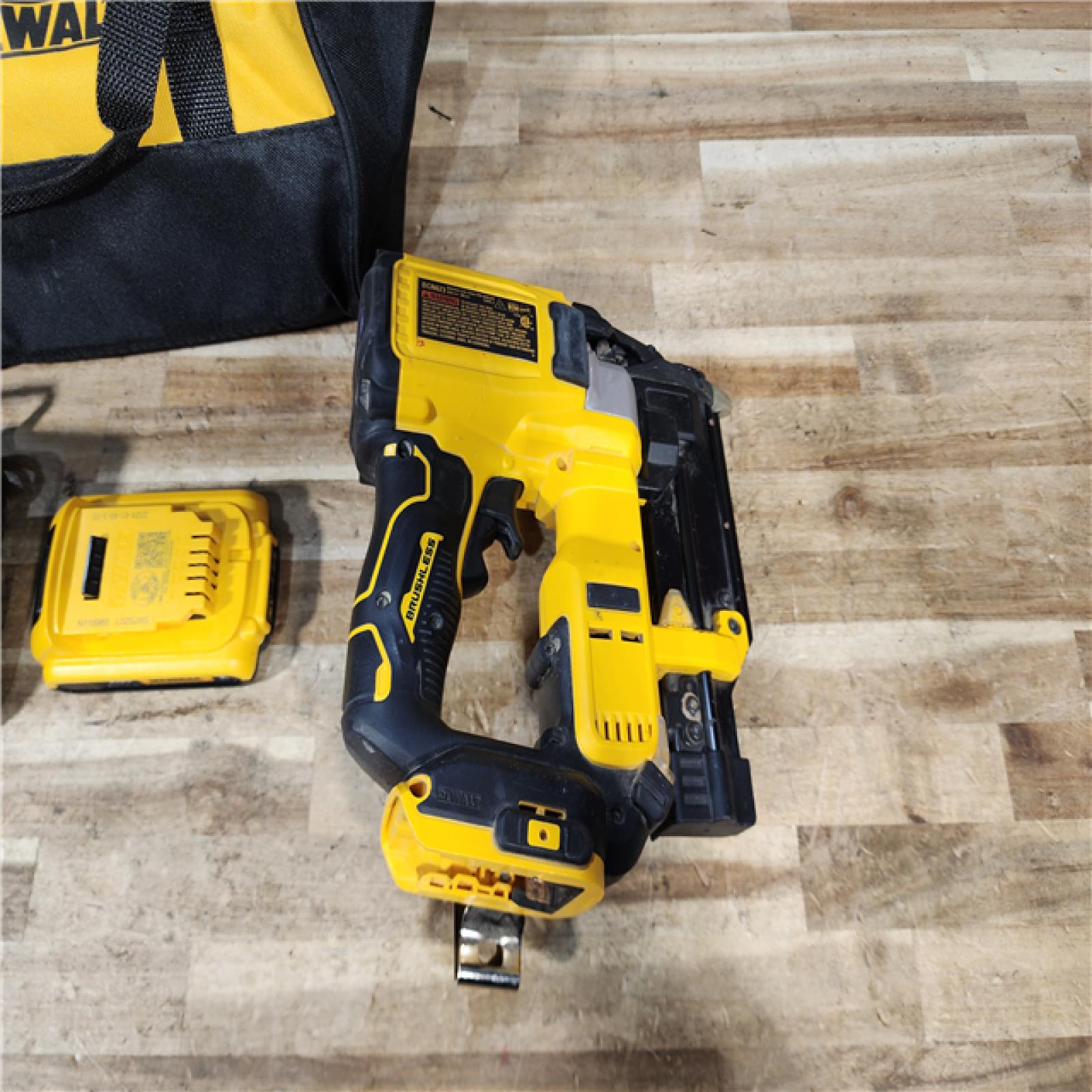 HOUSTON LOCATION - AS - IS DEWALT ATOMIC 20V MAX Lithium Ion Cordless 23 Gauge Pin Nailer Kit
