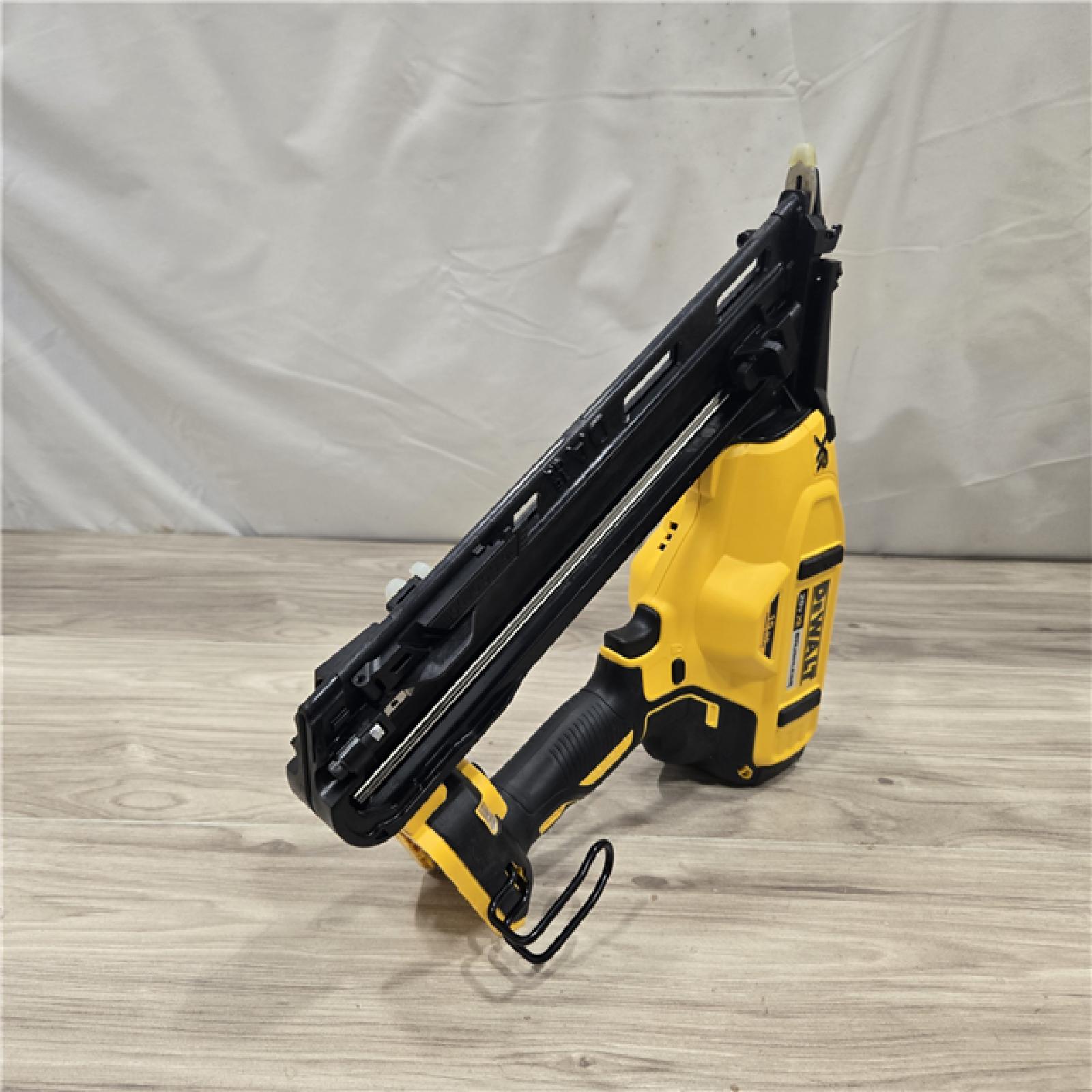 AS-IS DeWalt 15 GA ANGLED FINISH NAILER KIT