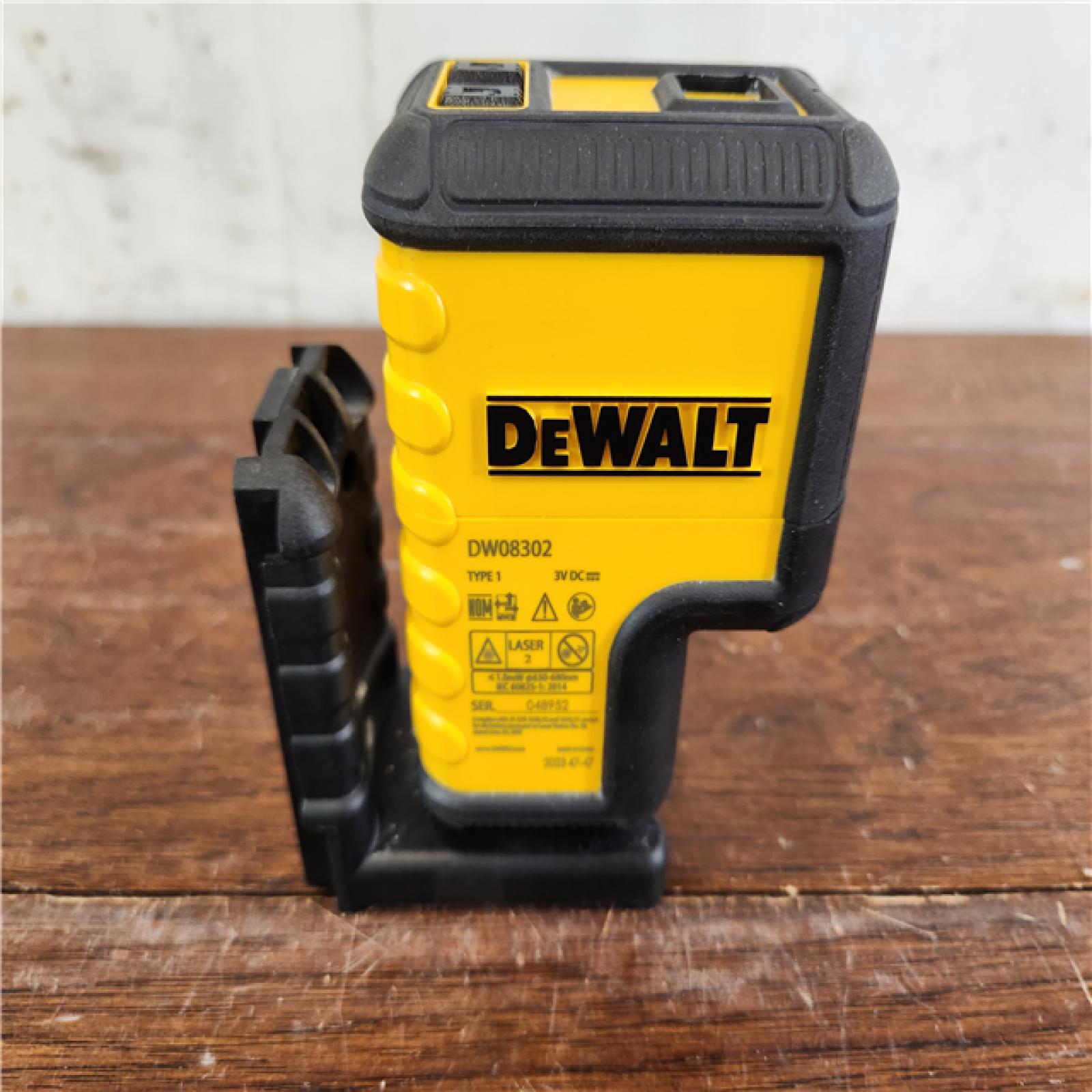 AS-IS DEWALT 100 ft. Red Self-Leveling 3-Spot Laser Level Kit w/ Case
