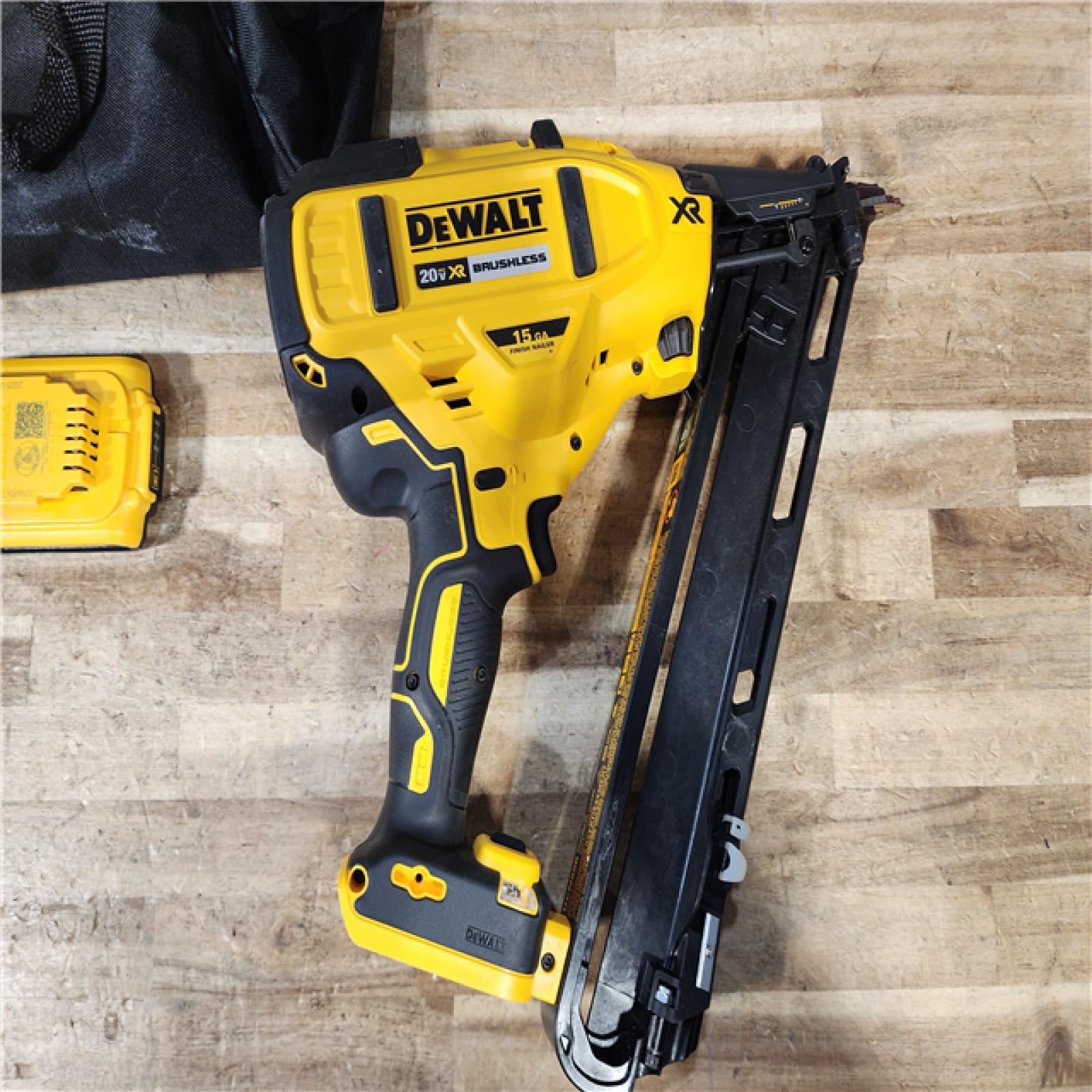 HOUSTON LOCATION - AS - IS DEWALT 20V MAX XR Lithium-Ion Cordless 2-1/2 in. 15-Gauge Finish Nailer Kit