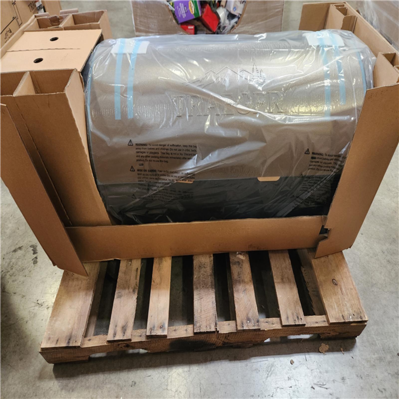 Phoenix NEW Traeger Pro Series 34-Pellet Grill and Smoker in Bronze SEALED