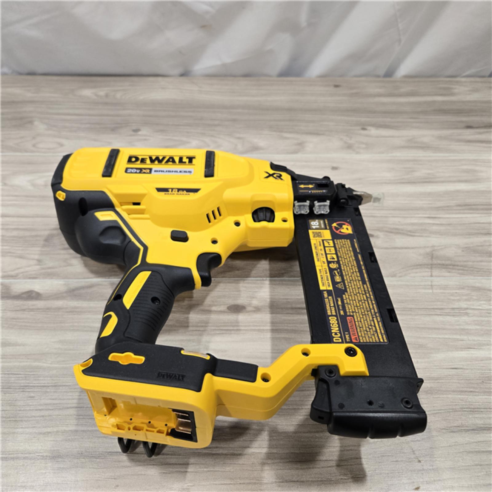 AS-IS DEWALT 20V MAX XR 18 Gauge Brad Nailer Kit