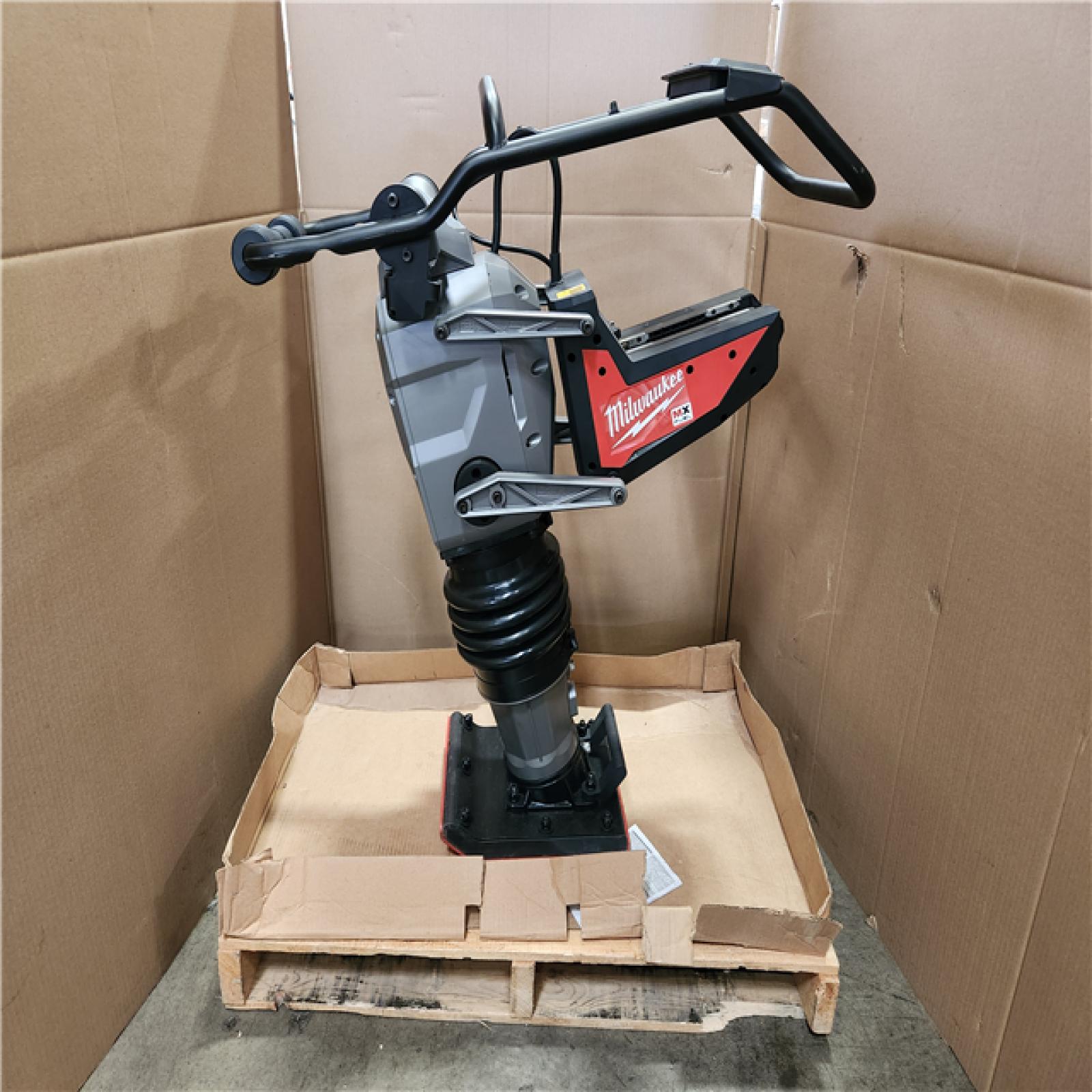 Phoenix Location Milwaukee MX FUEL 70 KG hammer Kit with (2) MX FUEL FORGE HD12.0 Batteries and (1) MX FUEL Super Charger
