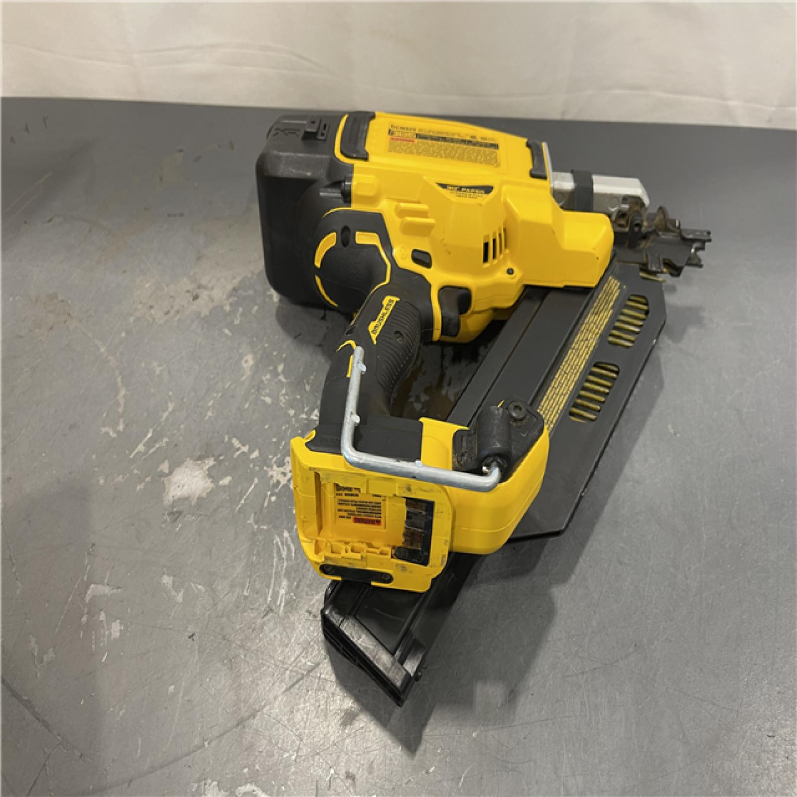 AS-IS - DEWALT 20-Volt 21° Cordless Framing Nailer