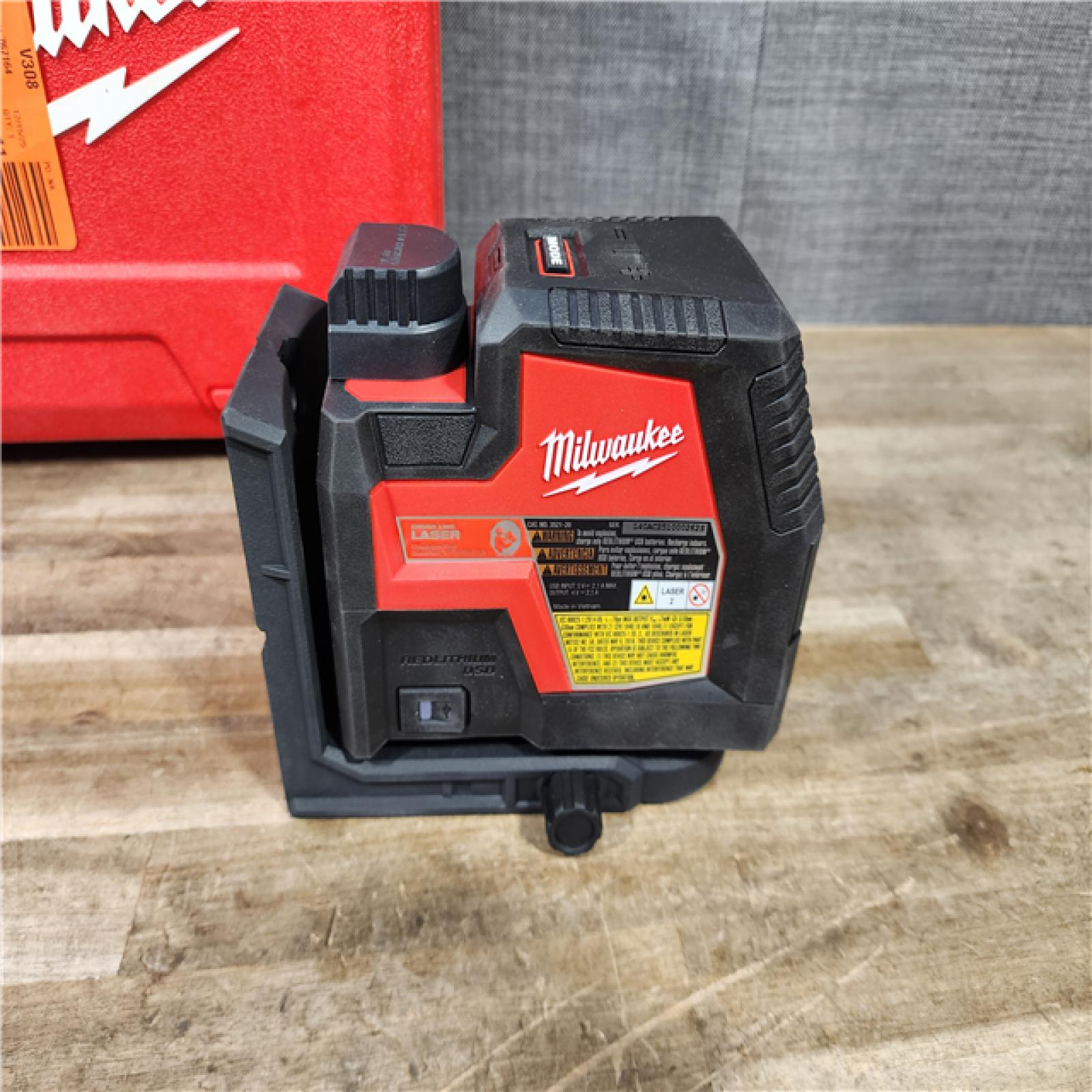 HOUSTON LOCATION - AS-IS MILWAUKEE 100 Ft. REDLITHIUM Lithium-Ion USB Green Rechargeable Cross Line Laser Level with Charger