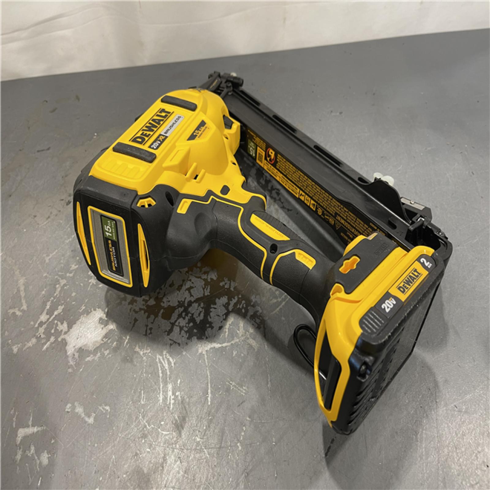 AS-IS - DEWALT 20V MAX XR Lithium-Ion Cordless 2-1/2 in. 15-Gauge Finish Nailer Kit