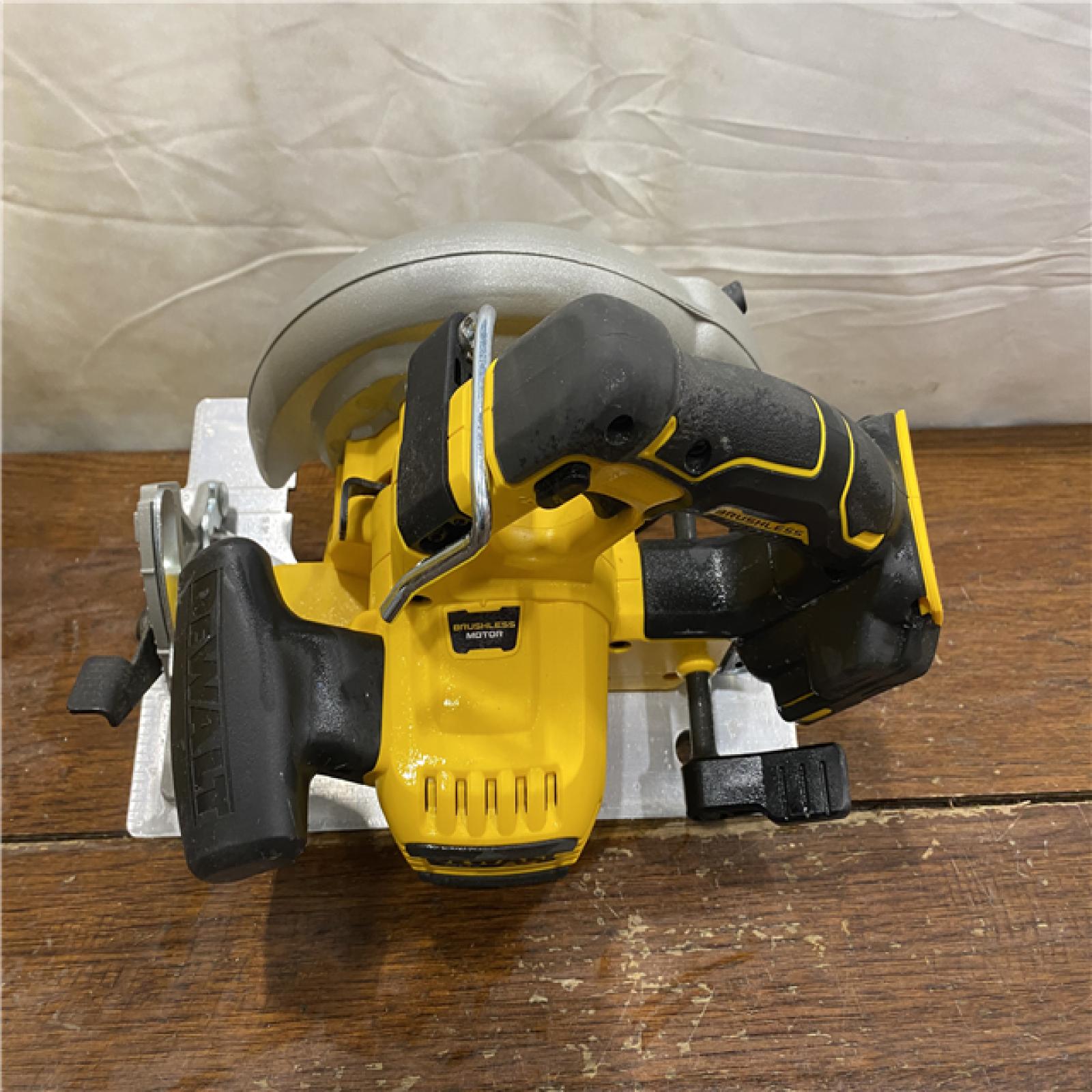 AS-IS DEWALT 20-Volt MAX 7-1/4 in. Cordless Circular Saw (Tool Only)