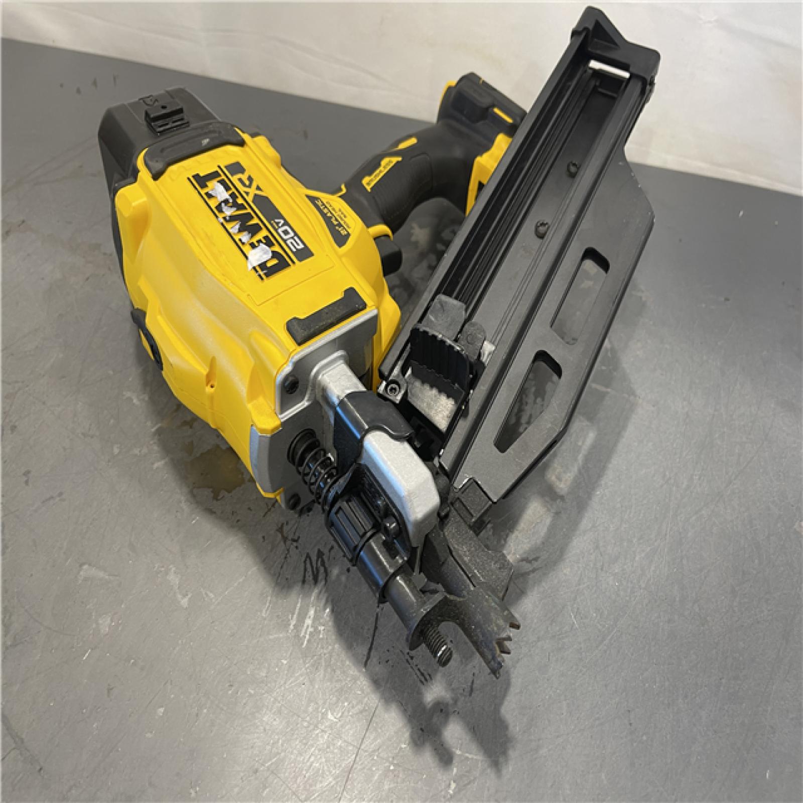 AS-IS - DeWalt 20V 3-1/2 in. 21 Degree Cordless Framing Nailer Kit