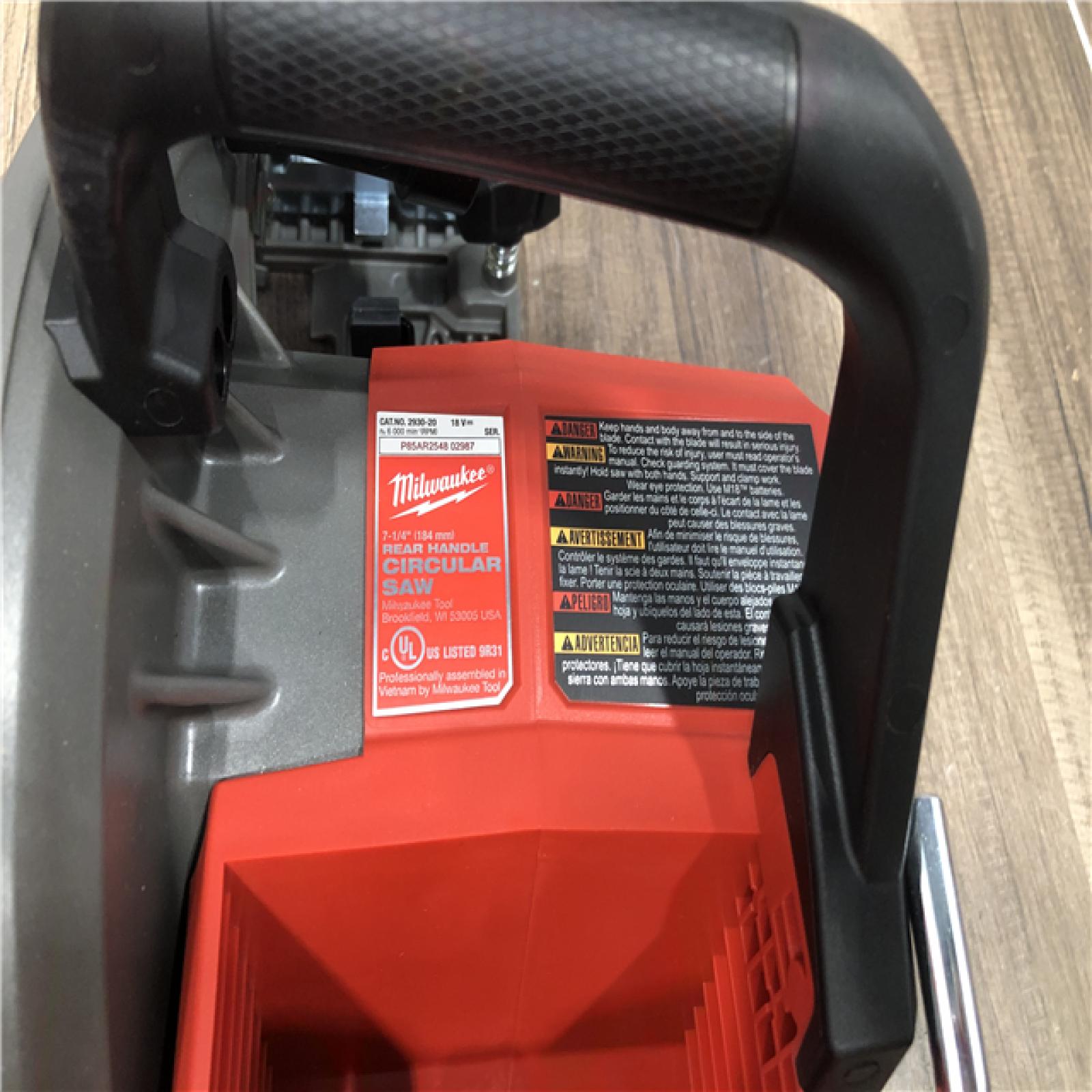 AS-IS Milwaukee  FUEL 18V Lithium-Ion Cordless 7-1/4 in. Rear Handle Circular Saw Kit