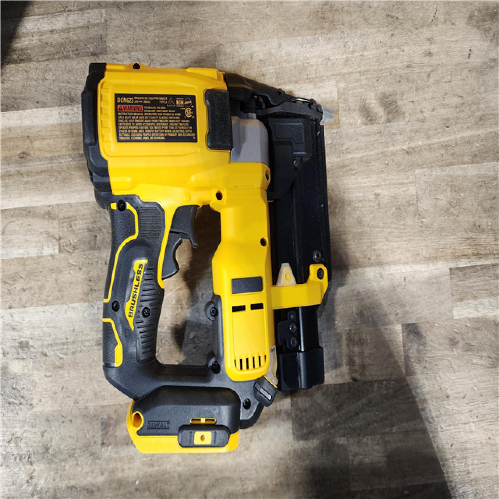 HOUSTON LOCATION - AS-IS DEWALT ATOMIC 20V MAX Lithium Ion Cordless 23 Gauge Pin Nailer Kit