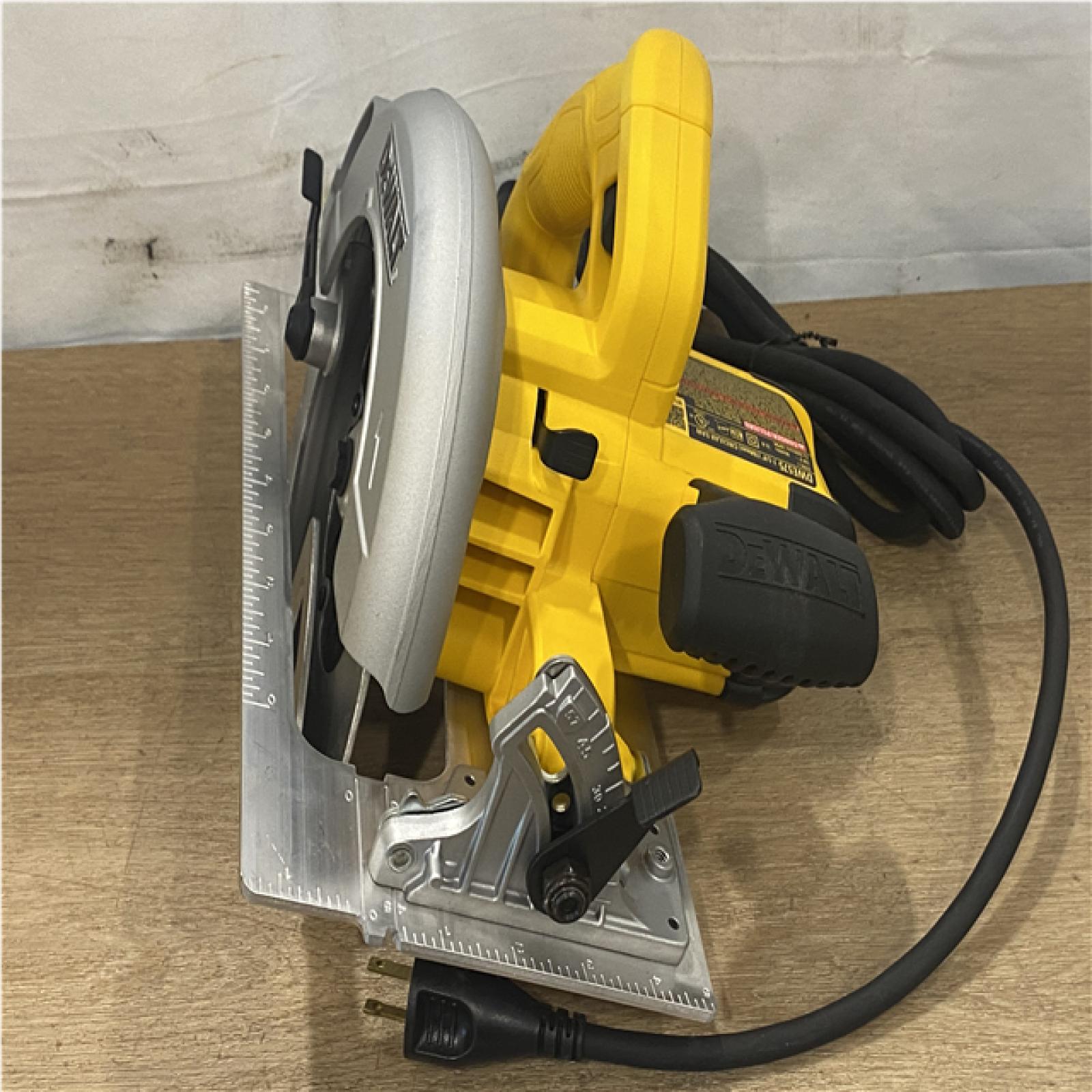 AS-IS DEWALT 15 Amp Corded 7-1/4 in. Lightweight Circular Saw