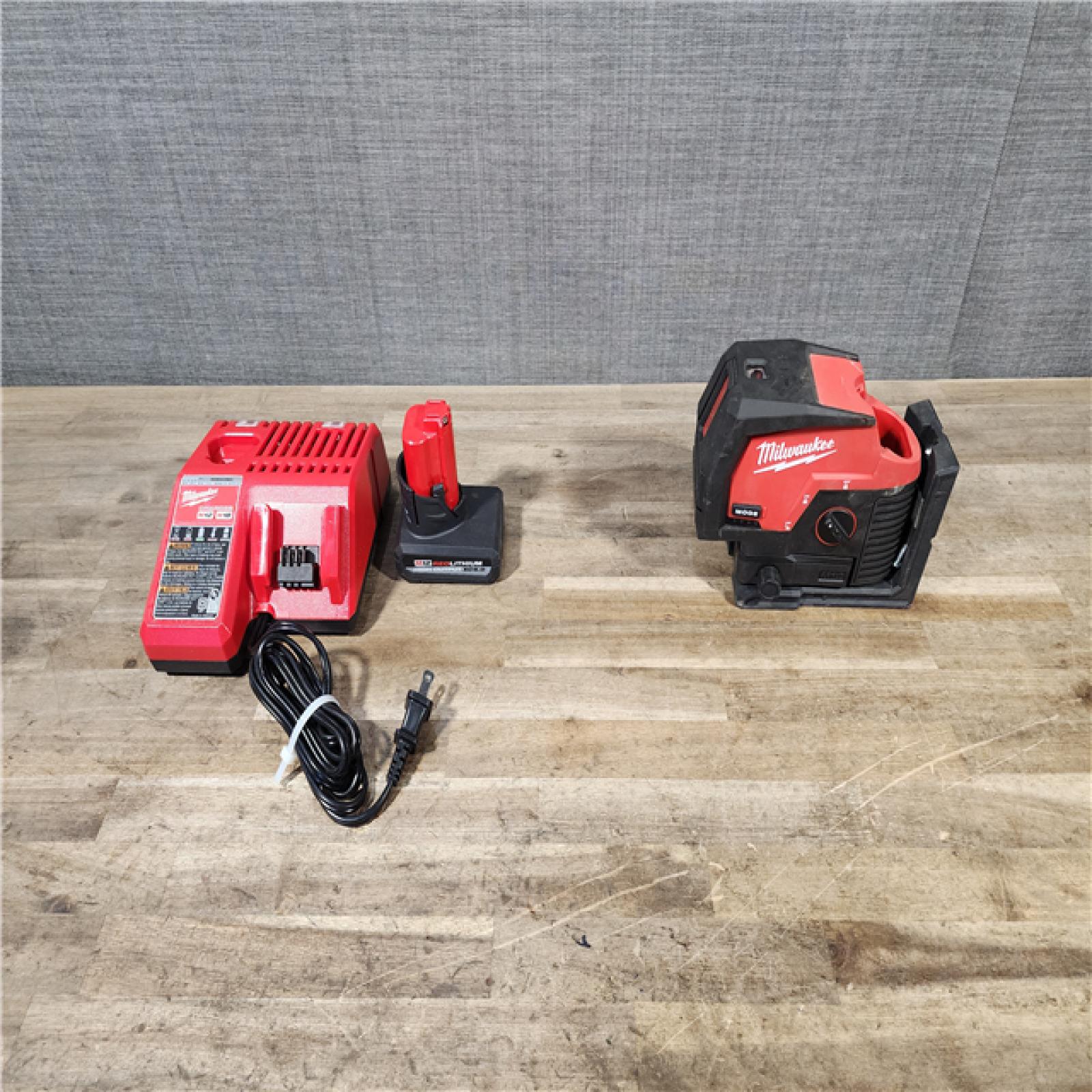 HOUSTON LOCATION - AS-IS Milwaukee Green 125 Ft. Cross Line and Plumb Points Laser Level Kit