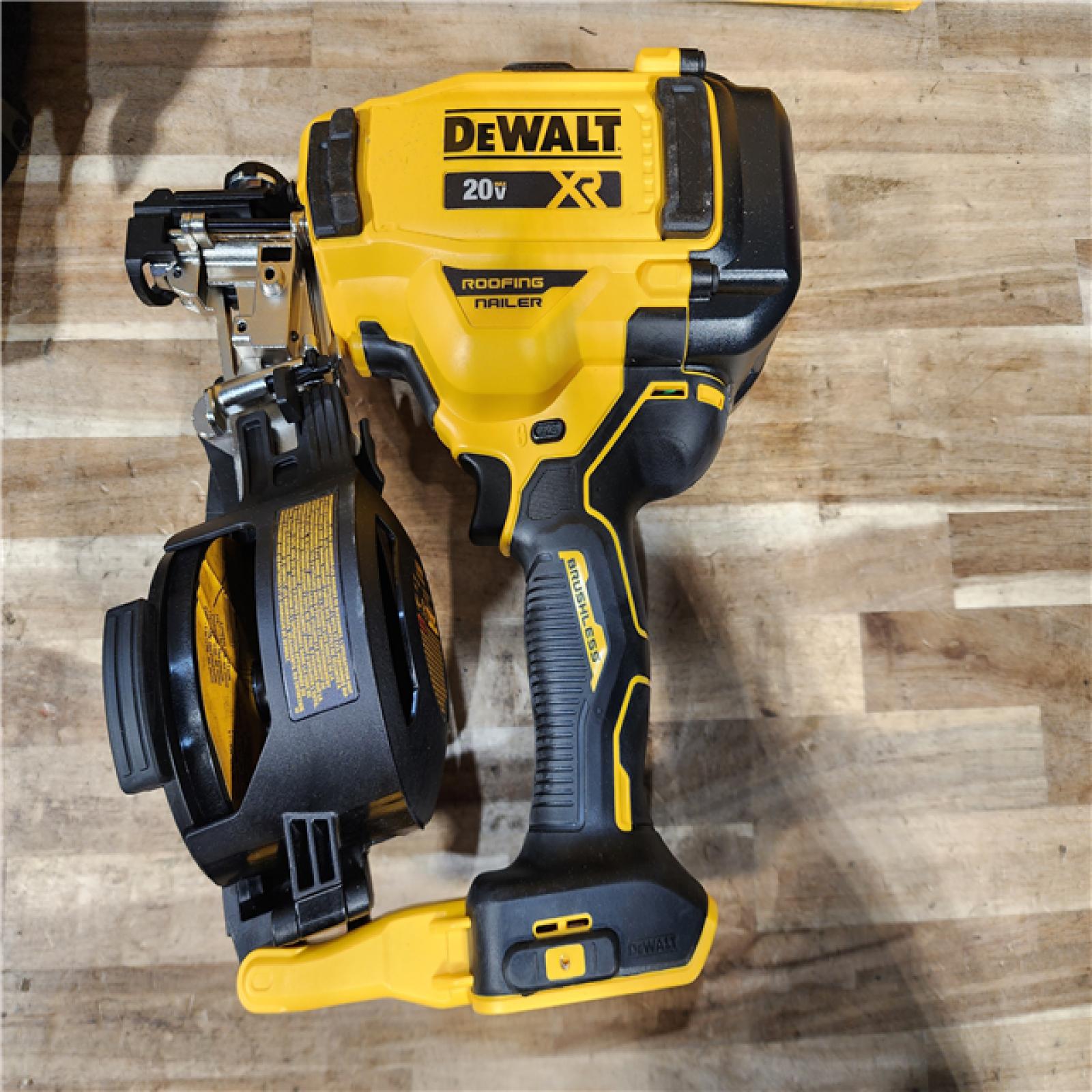 HOUSTON LOCATION - AS-IS (APPEARS LIKE NEW) DEWALT 20V MAX Lithium-Ion 15-Degree Electric Cordless Roofing Nailer Kit