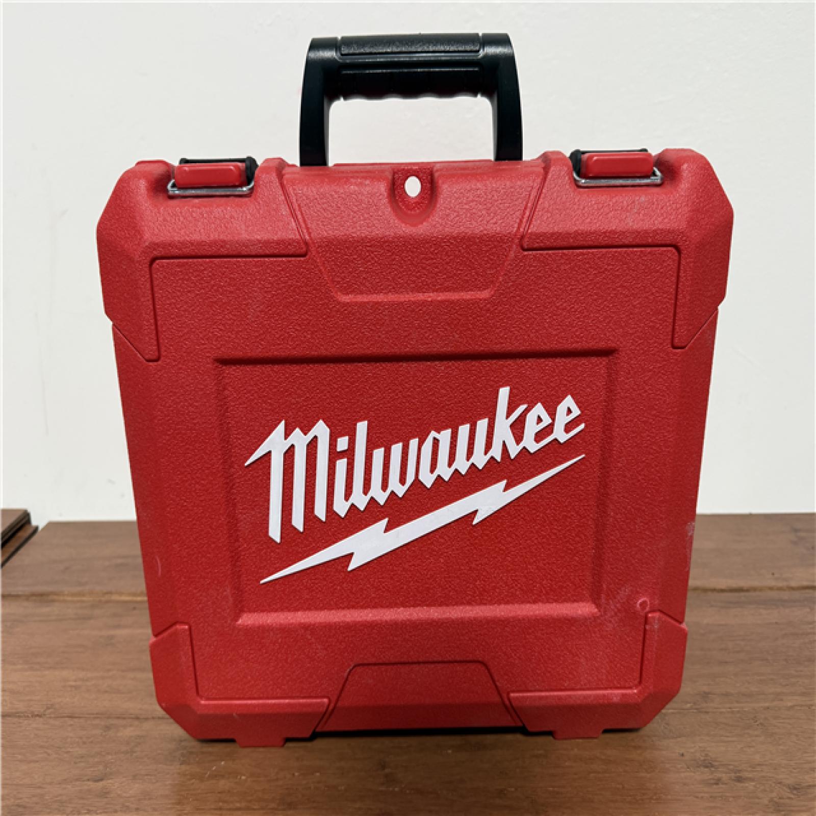CALIFORNIA AS-IS MILWAUKEE M12 PEX EXPANDER KIT, INCLUDES (2) BATTERIES, CHARGER & HARD CASE: APPEARS IN EXCELLENT CONDITION