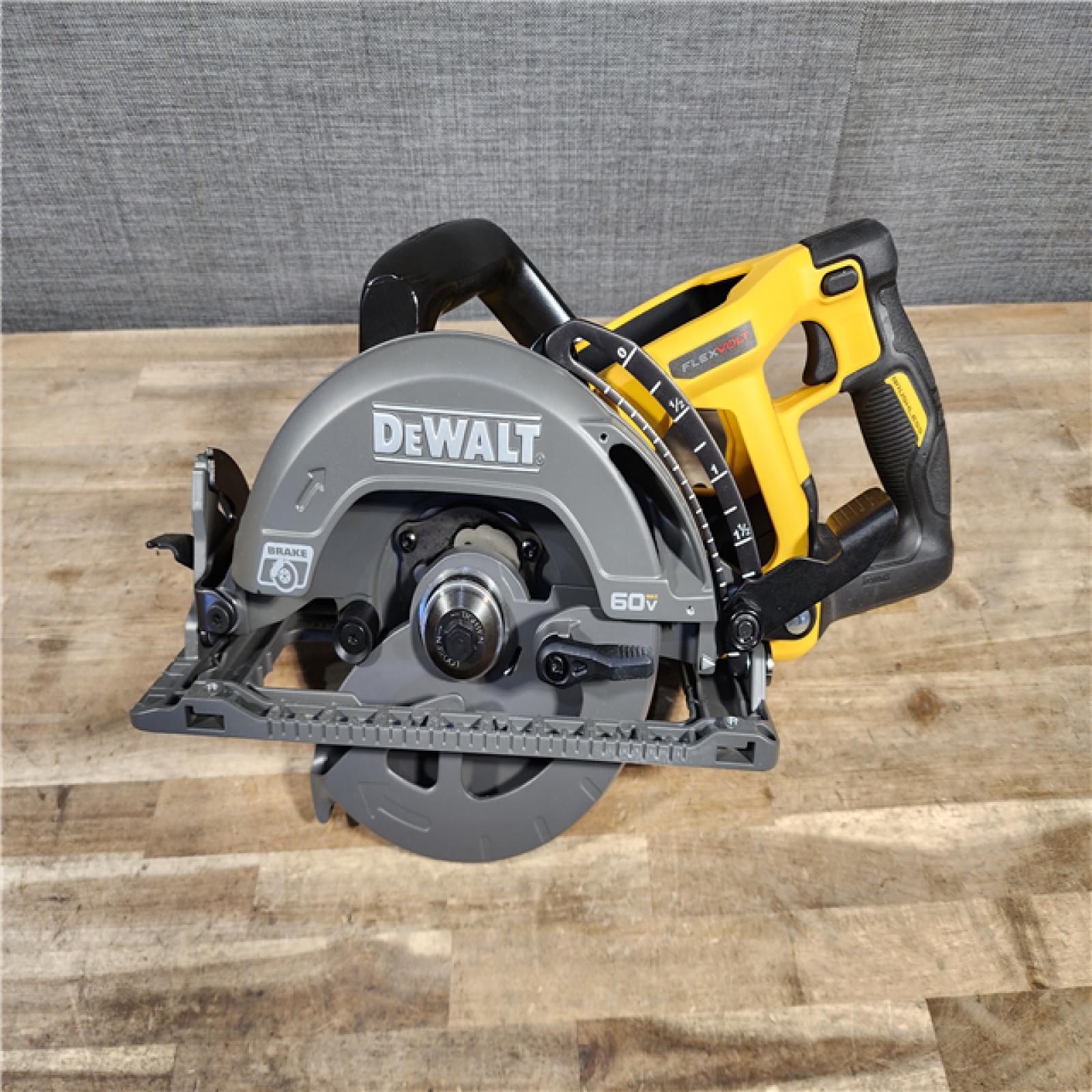 HOUSTON LOCATION - AS-IS (APPEARS LIKE NEW) DEWALT FLEXVOLT 60V MAX Cordless Brushless 7-1/4 in. Wormdrive Style Circular Saw (Tool Only)