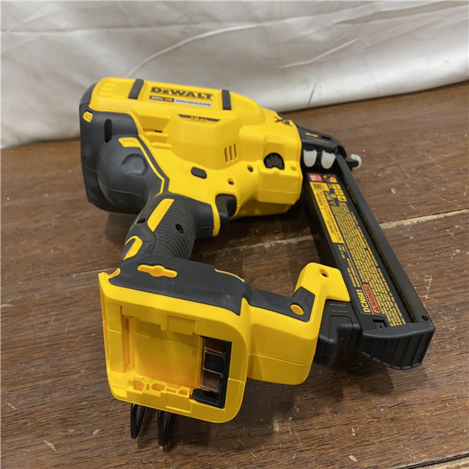 AS-IS DEWALT 20V-MAX XR 18GA BRAD NAILER KIT