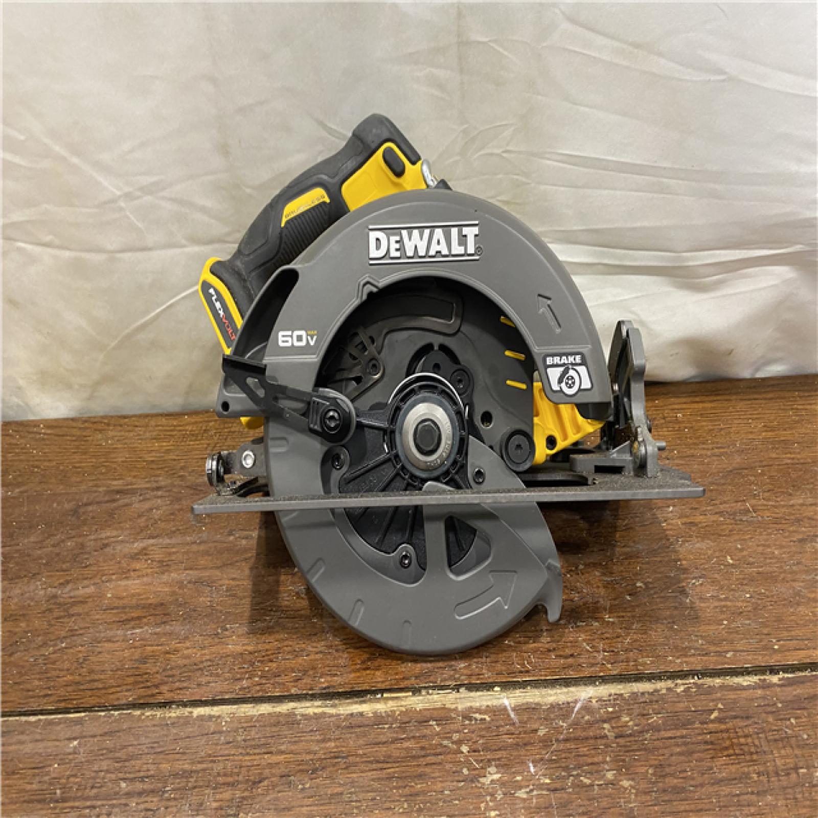 AS-IS DeWALT Flexvolt Max 7-1/4  60V Brushless Circular Saw DCS578B