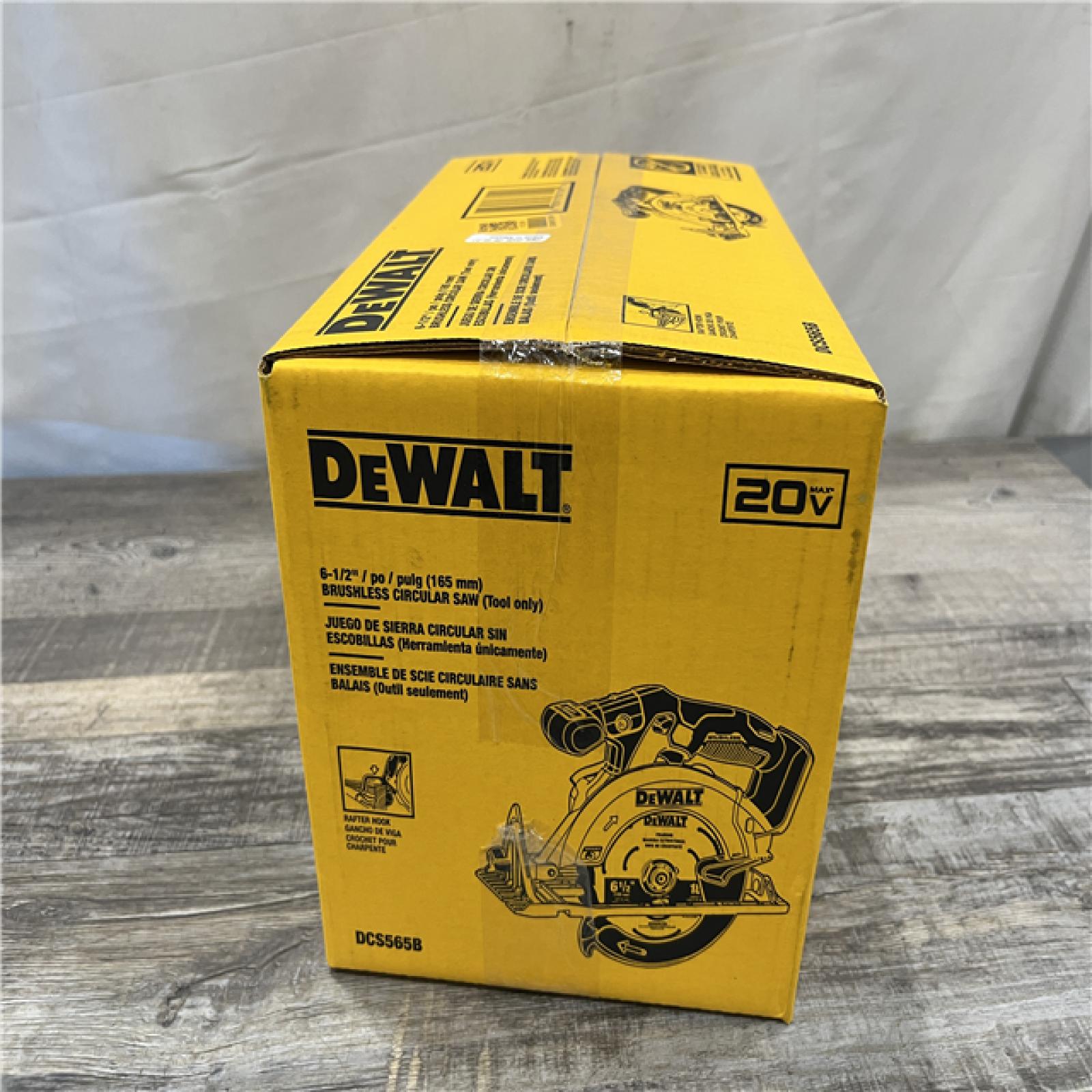 NEW - DEWALT 20V MAX Cordless Brushless 6-1/2 in. Sidewinder Style Circular Saw (Tool Only)