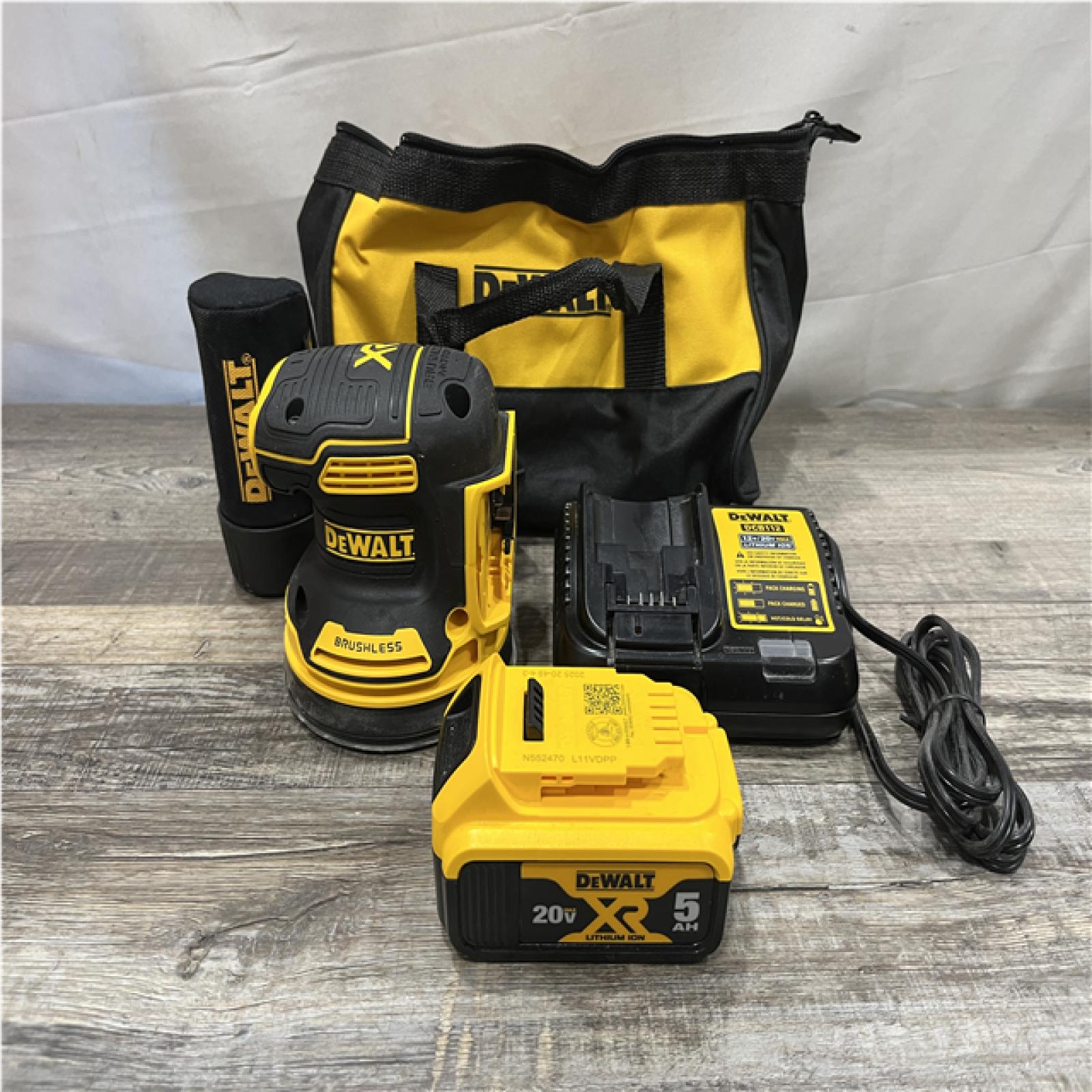 AS-IS DEWALT 20V MAX XR Cordless Brushless 5 in. Random Orbital Sander Kit