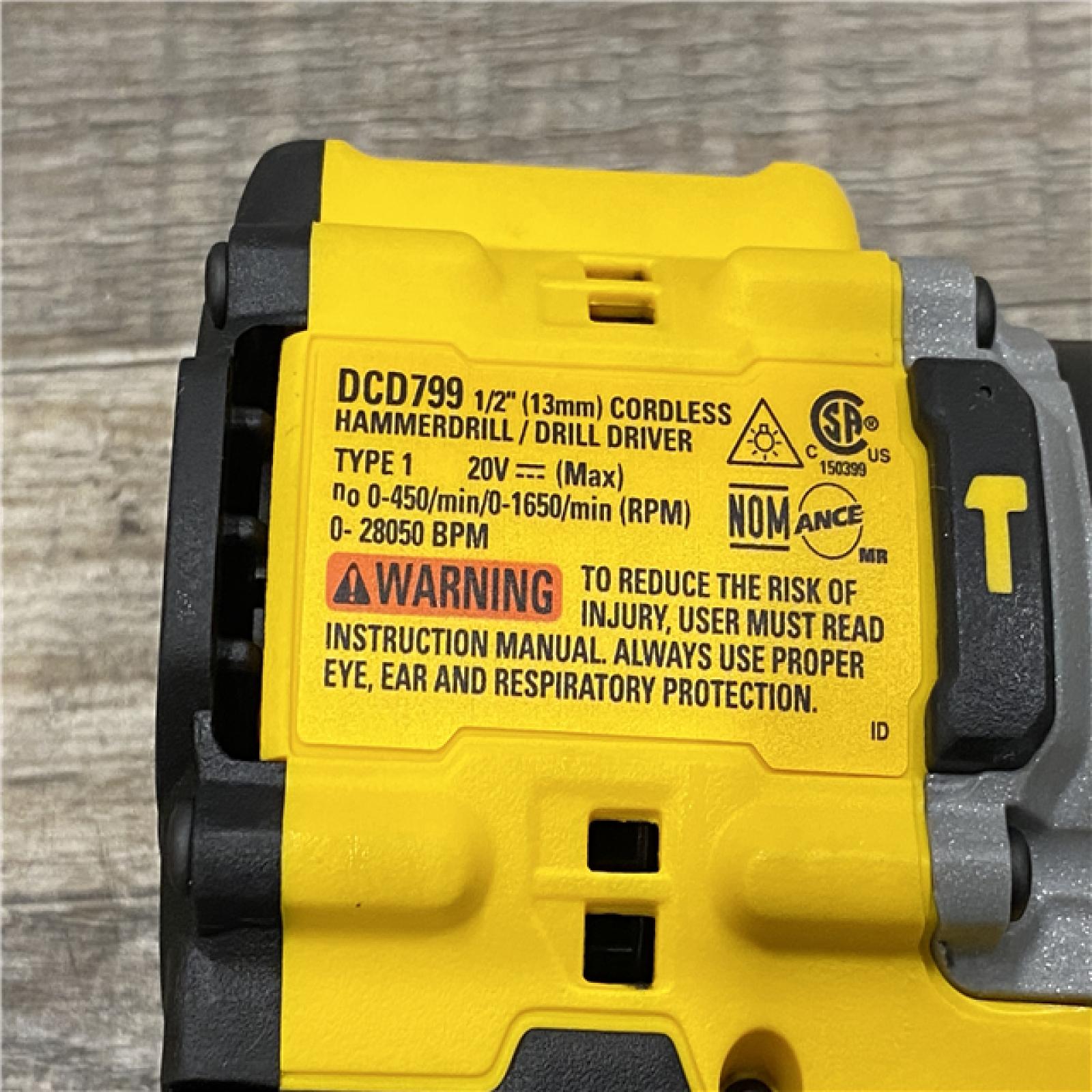 LIKE NEW - DEWALT ATOMIC 20V Cordless 1/2 in. Compact Hammer Drill Kit