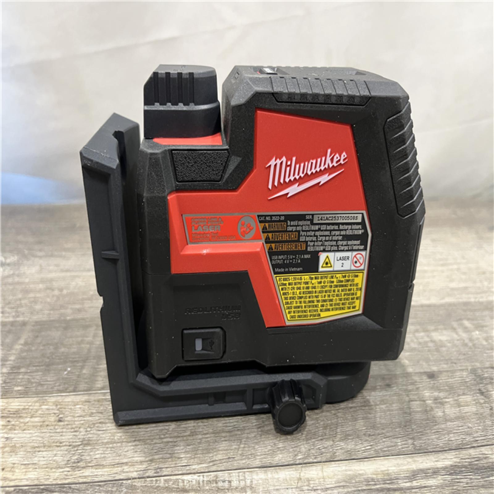 AS-IS Milwaukee 100 ft. REDLITHIUM Lithium-Ion USB Green Rechargeable Cross Line Laser Level with Charger