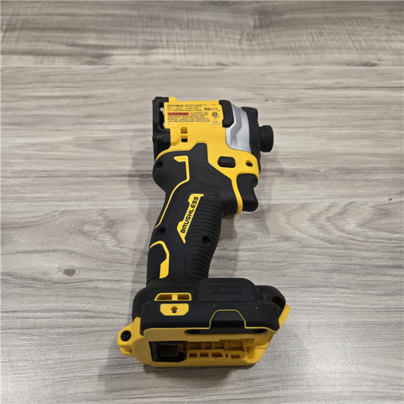 LIKE NEW! - DeWalt 20V Impact Driver Kit - DCF850P1