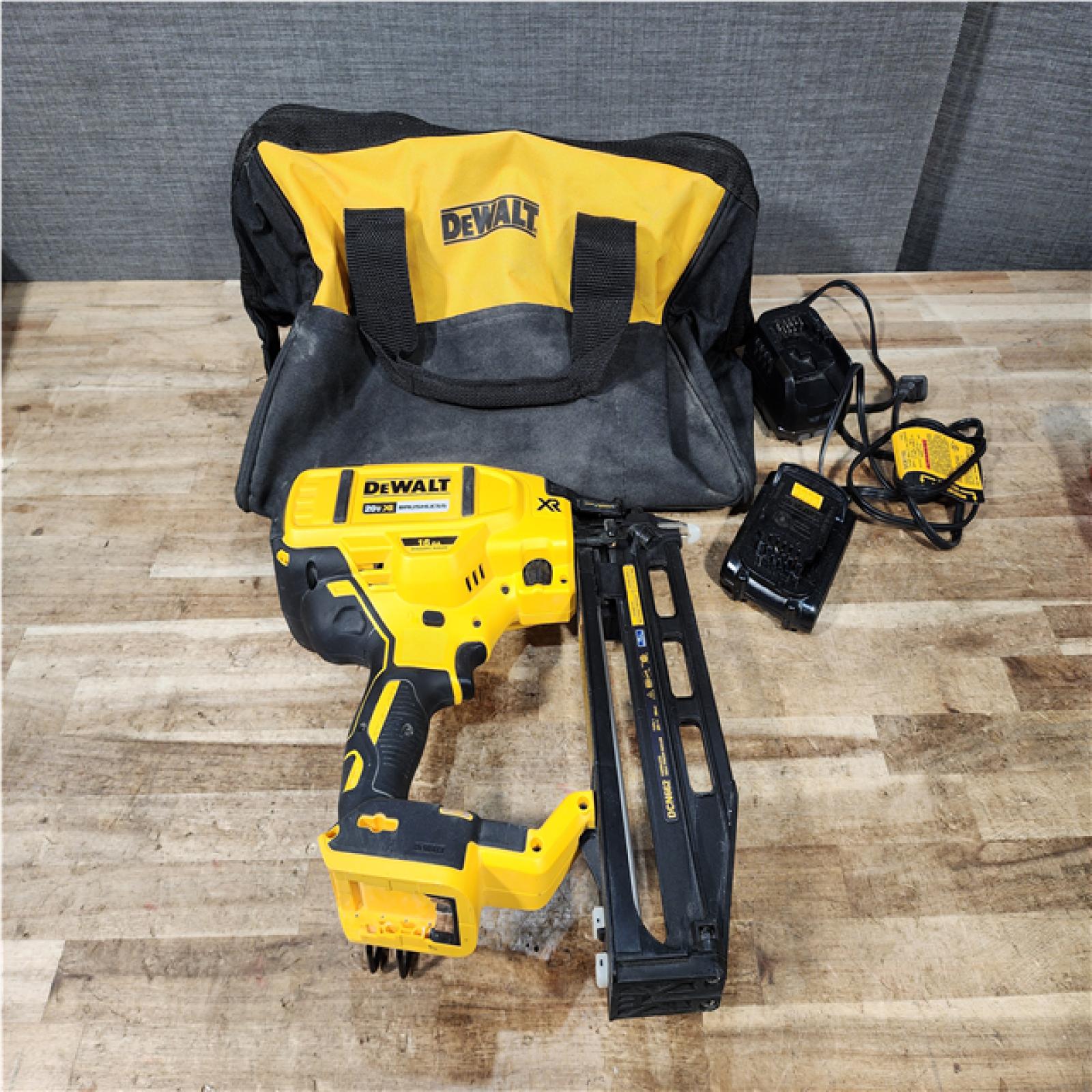 Houston Location AS-IS DEWALT 20V MAX XR Lithium-Ion 16-Gauge Cordless Finish Nailer Kit