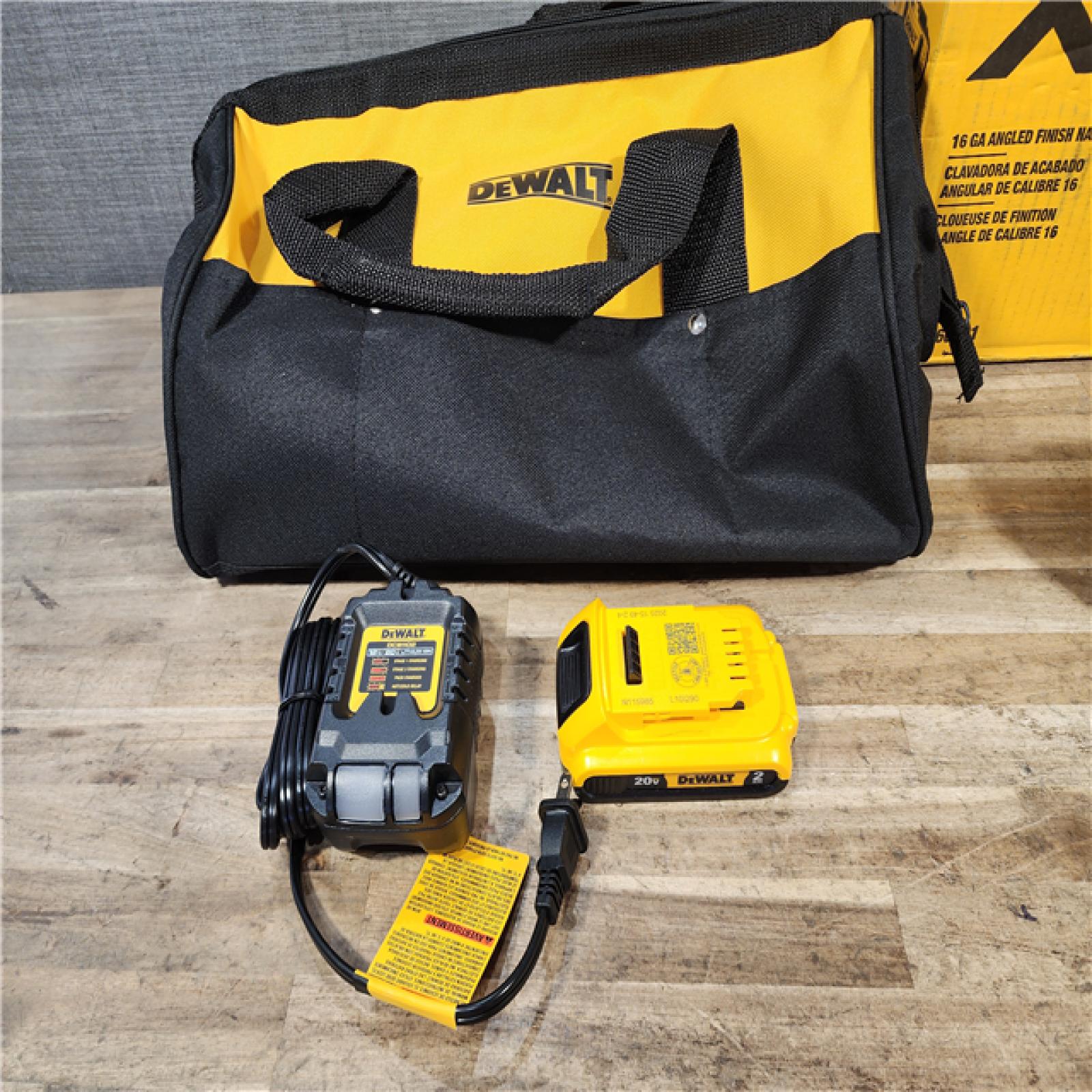 HOUSTON LOCATION - AS-IS DEWALT 20V MAX XR 16-Gauge Electric Cordless Angled Finishing Nailer Kit