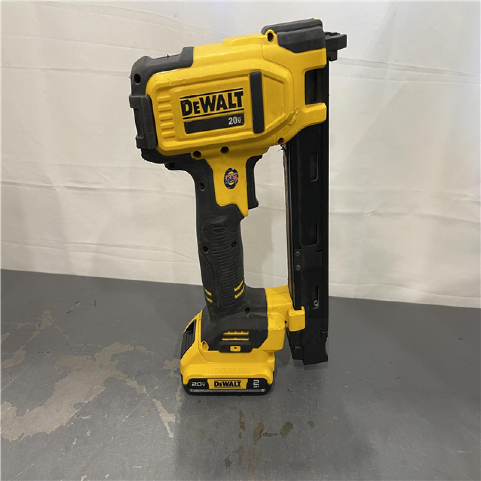 AS-IS - Dewalt 20V MAX Lithium-Ion Cordless Cable Stapler Kit