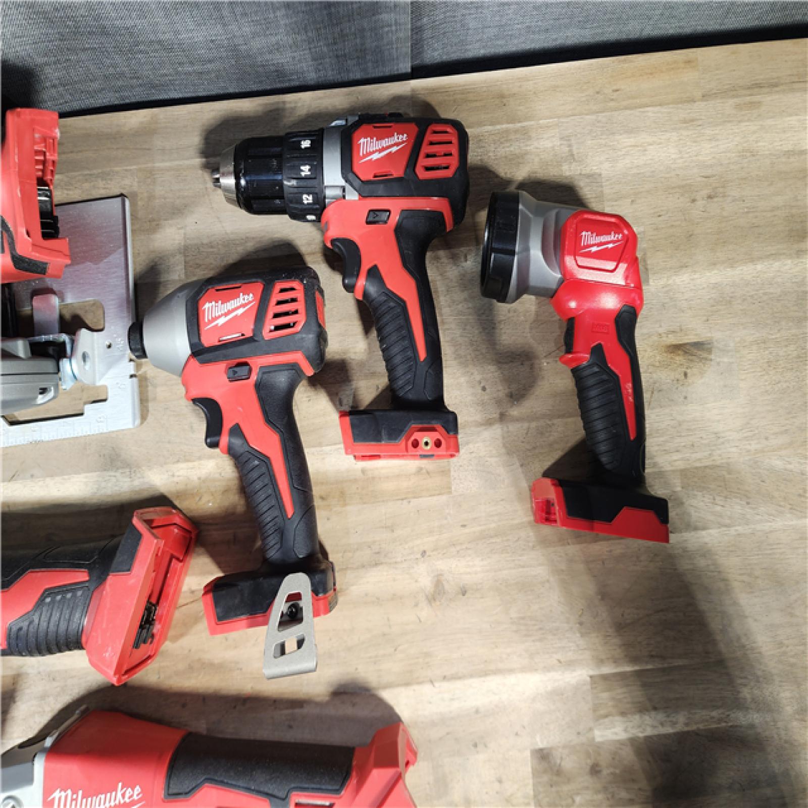 HOUSTON LOCATION - AS-IS MILWAUKEE 7 TOOL COMBO KIT W/ (2) BATTERY & CHARGER