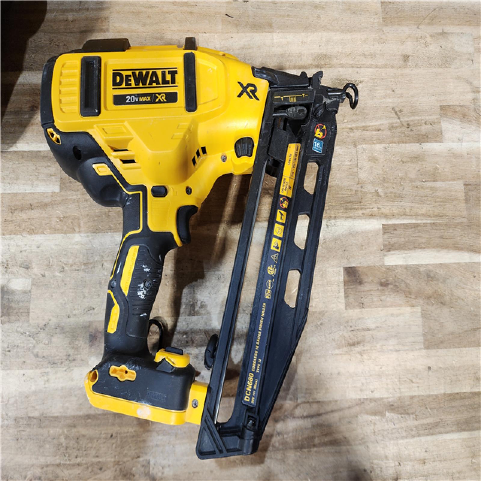HOUSTON LOCATION - AS-IS DEWALT 20V MAX XR 16-Gauge Electric Cordless Angled Finishing Nailer Kit