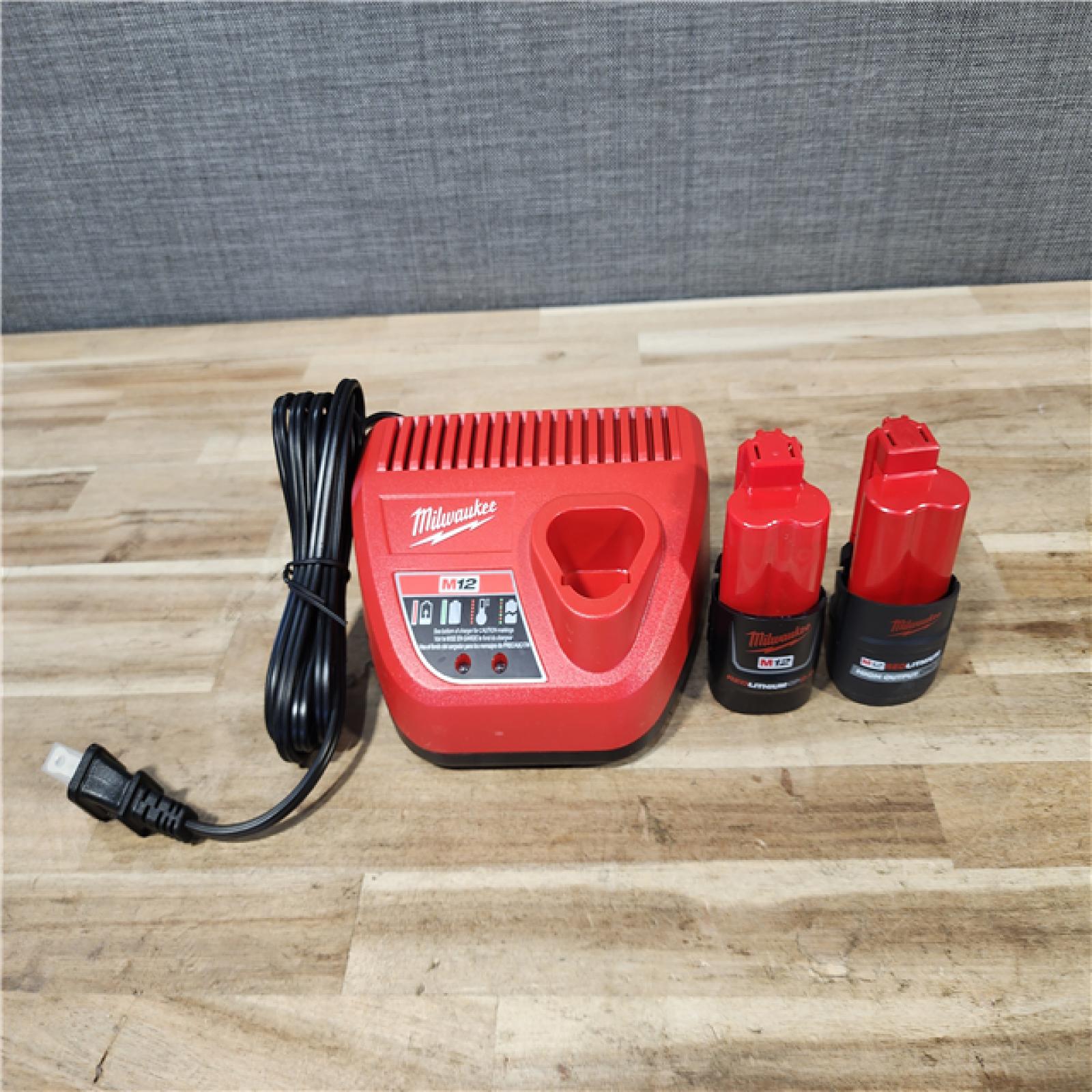 HOUSTON LOCATION - AS-IS MILWAUKEE 2 TOOL COMBO KIT W/ (2) BATTERY & CHARGER