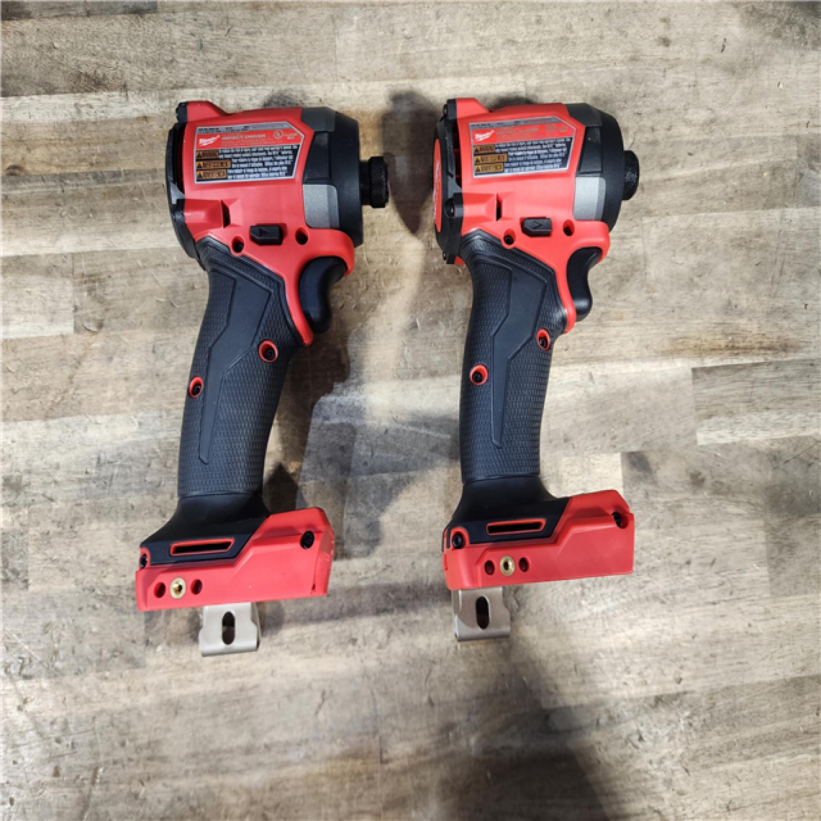 HOUSTON LOCATION - AS-IS MILWAUKEE 2 TOOL COMBO KIT W/ (2) BATTERY & CHARGER