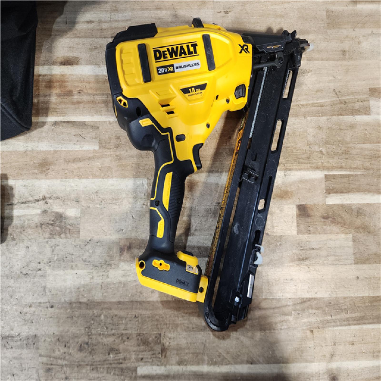 HOUSTON LOCATION - AS-IS DEWALT 20V MAX XR Lithium-Ion Cordless 2-1/2 in. 15-Gauge Finish Nailer Kit