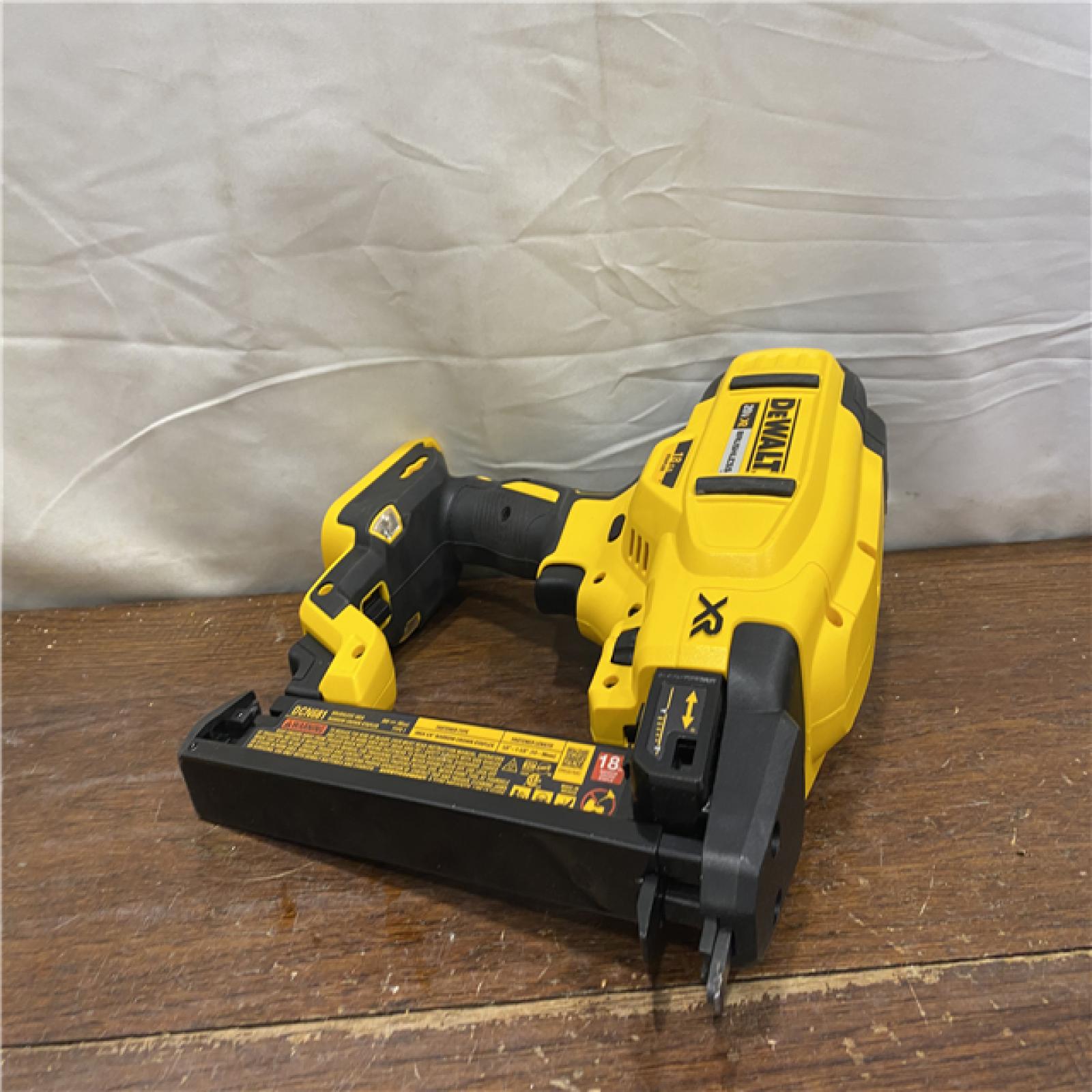 AS-IS DEWALT 20V-MAX XR 18GA BRAD NAILER KIT
