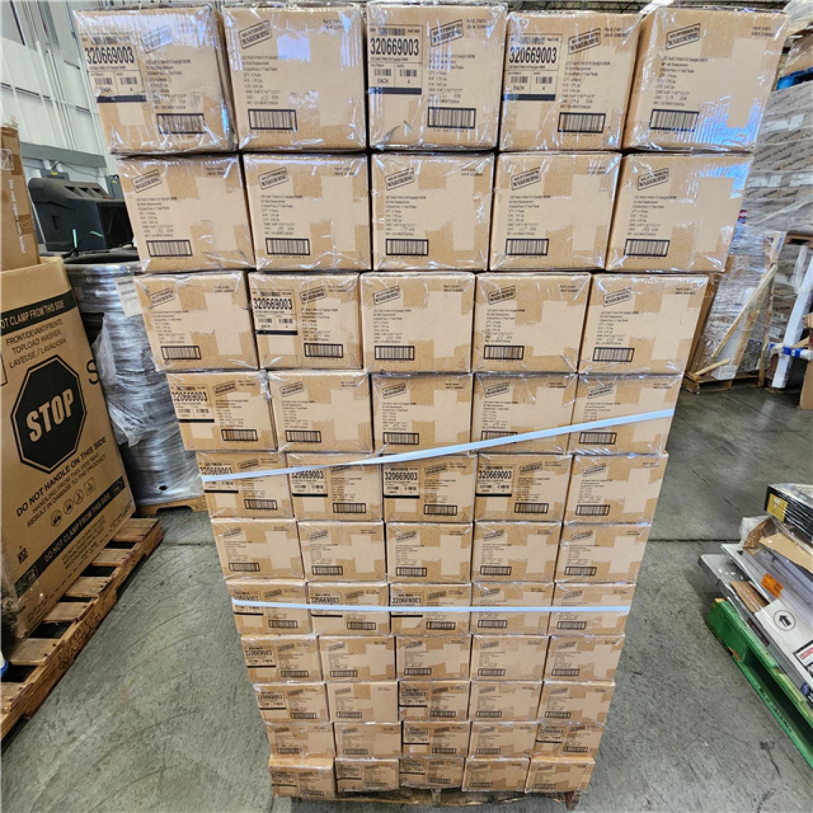 Phoenix Location NEW LED Bulb 9 Watt A19 Daylight 5000K 60 Watt Replacement 8 Bulbs/Pack, 4 Total Packs Pallet (121-Boxes)